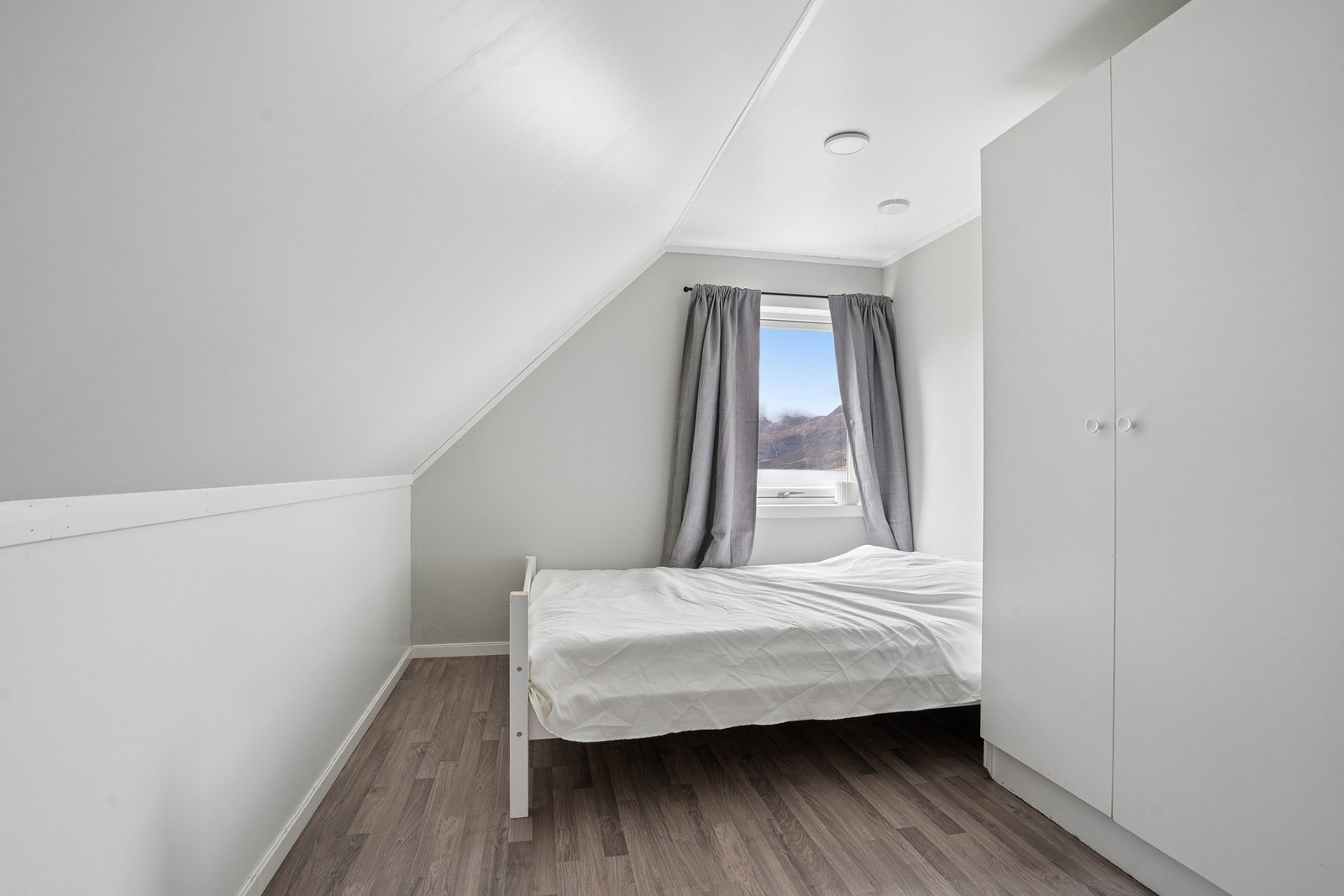 Et av soverommene på loftet, med plass til seng og garderobeskap. Galleribilde
