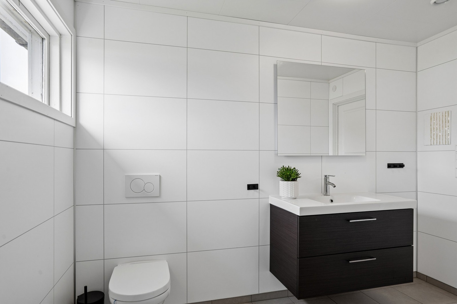 Badet i første etasje har en ren og tidløs stil. Galleribilde