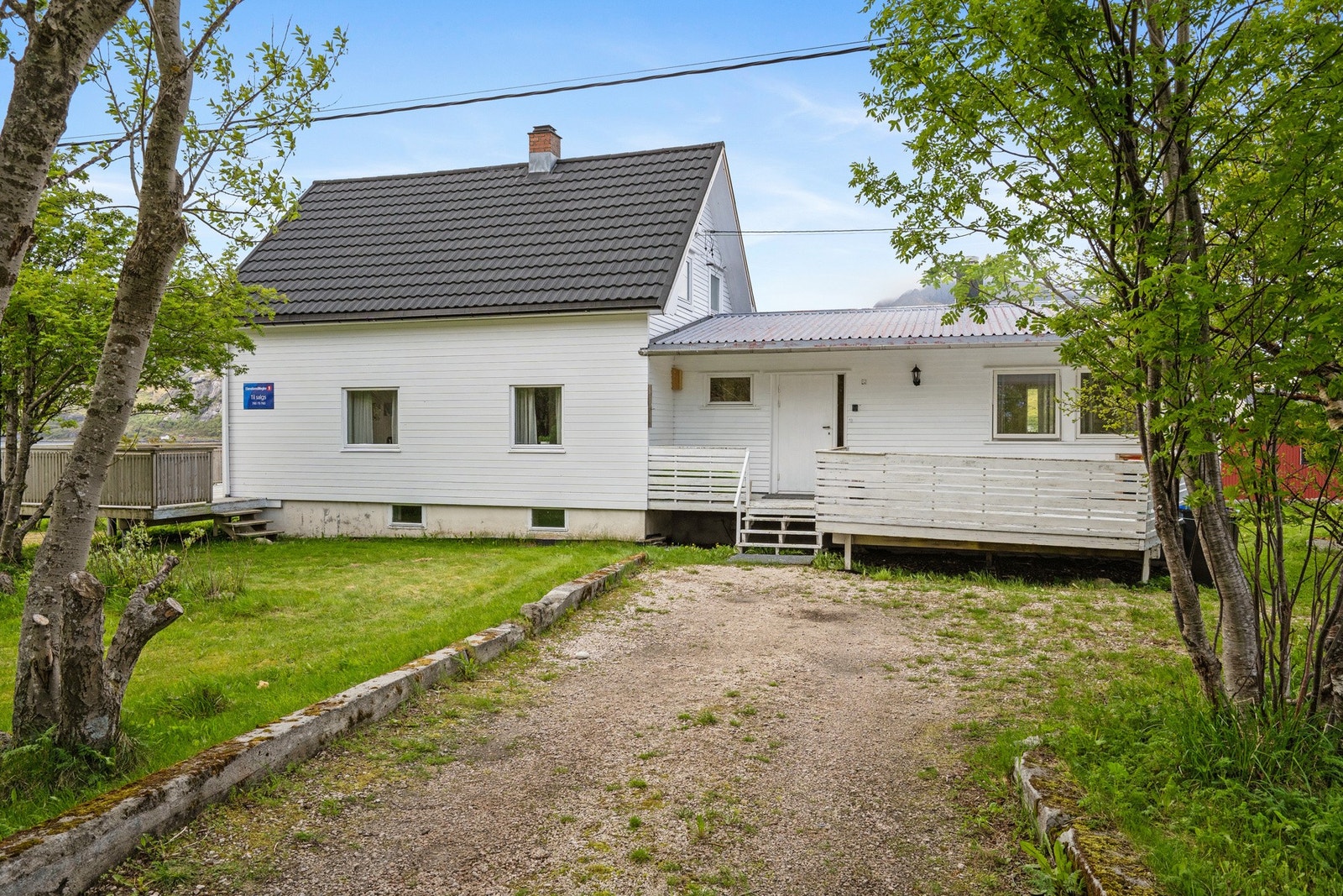 Gruset adkomst og parkering. Galleribilde