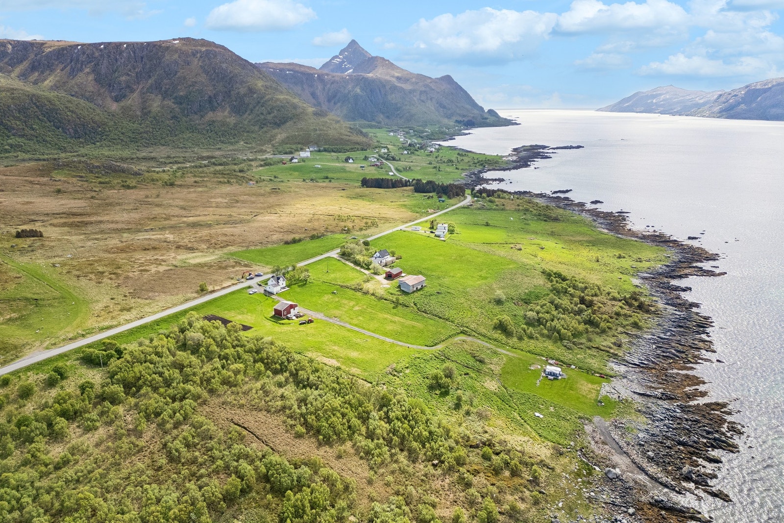 Nærområdet byr på storslått natur med turmuligheter langs kysten og i fjellet, karakteristisk for Lofoten. Galleribilde