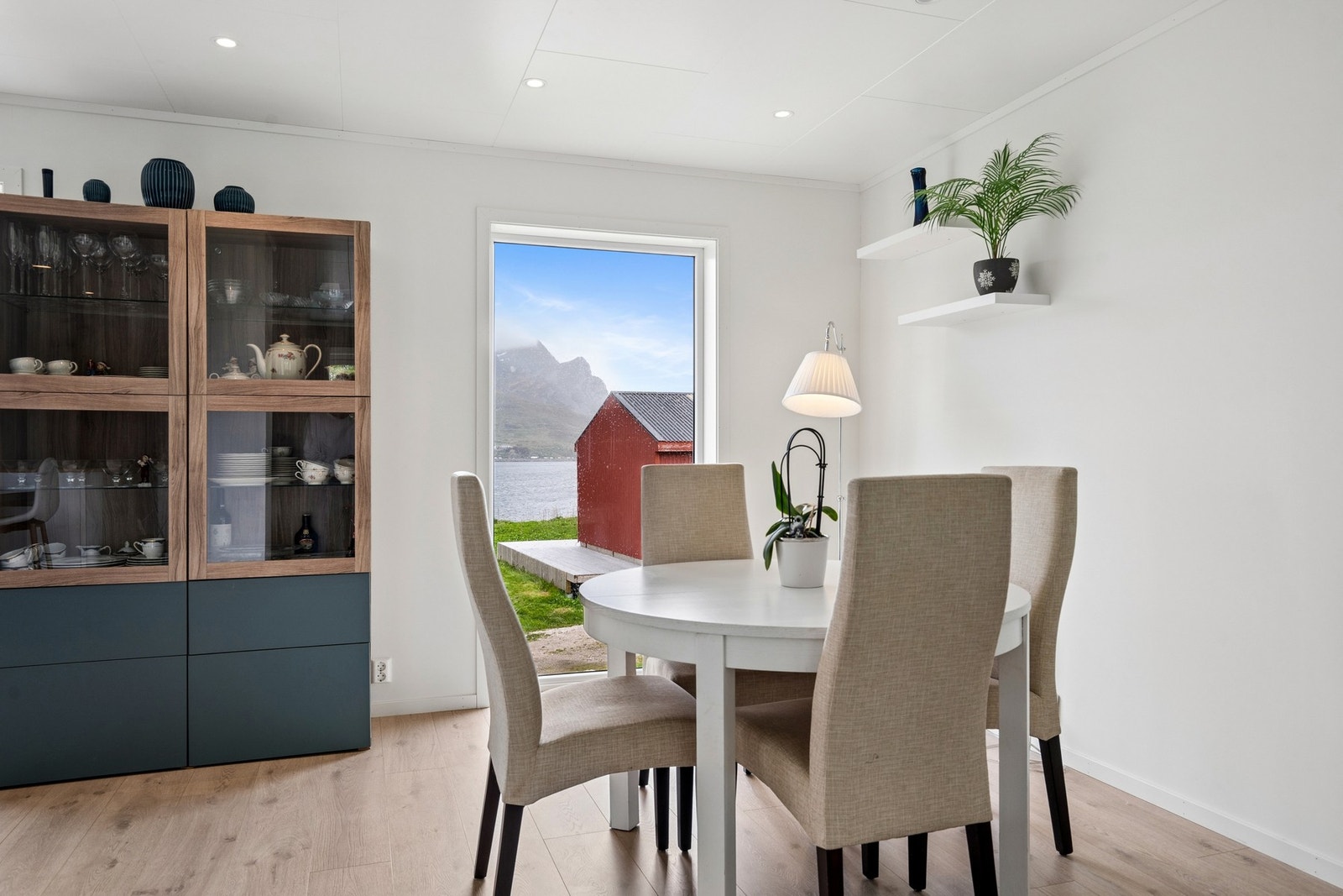 Lyst og moderne med store vindusflater. Galleribilde