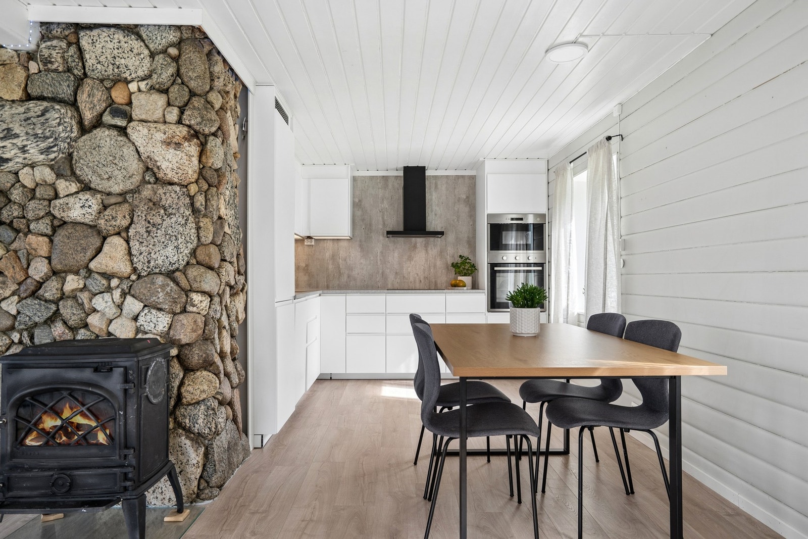Kjøkkenet i hoveddelen har en åpen løsning mot spisestuen, med god plass til et stort spisebord. Galleribilde