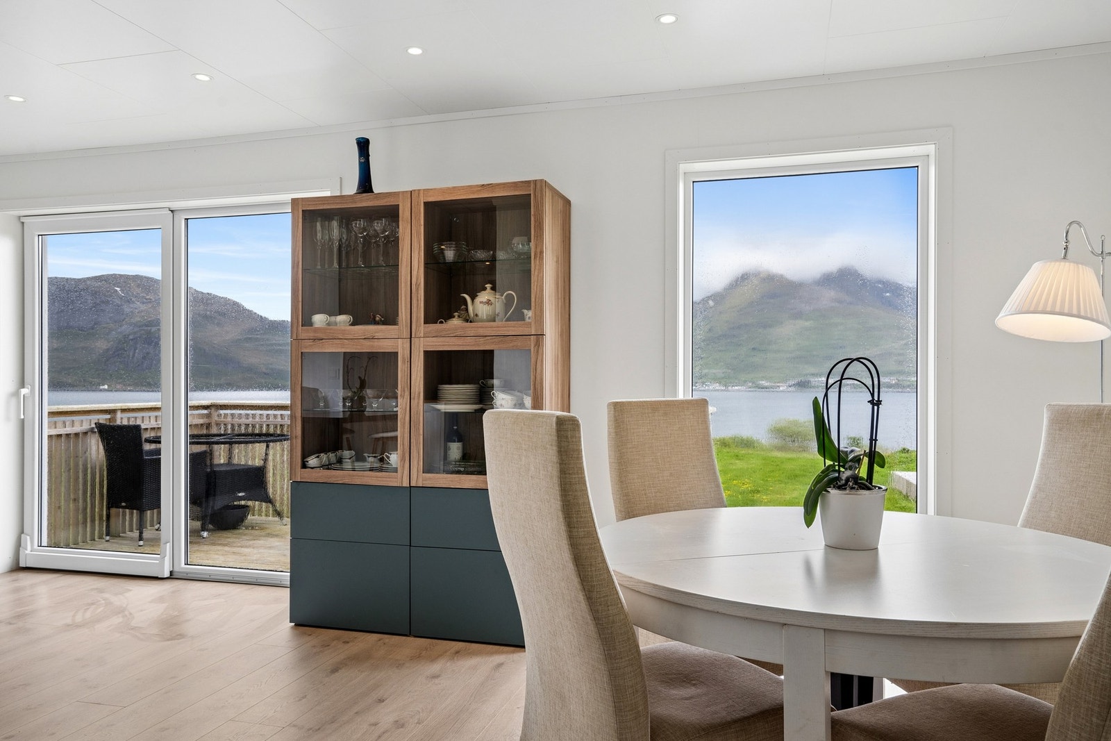 Fra spisestuen er det utgang til terrasse via skyvedør. Galleribilde