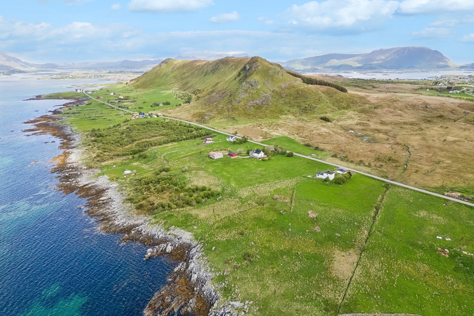 Du kan gå opp til populære Hornsheia og Haugheia direkte fra eiendommen. Et ypperlig sted for stisykling, paragliding og rekreasjon. Galleribilde