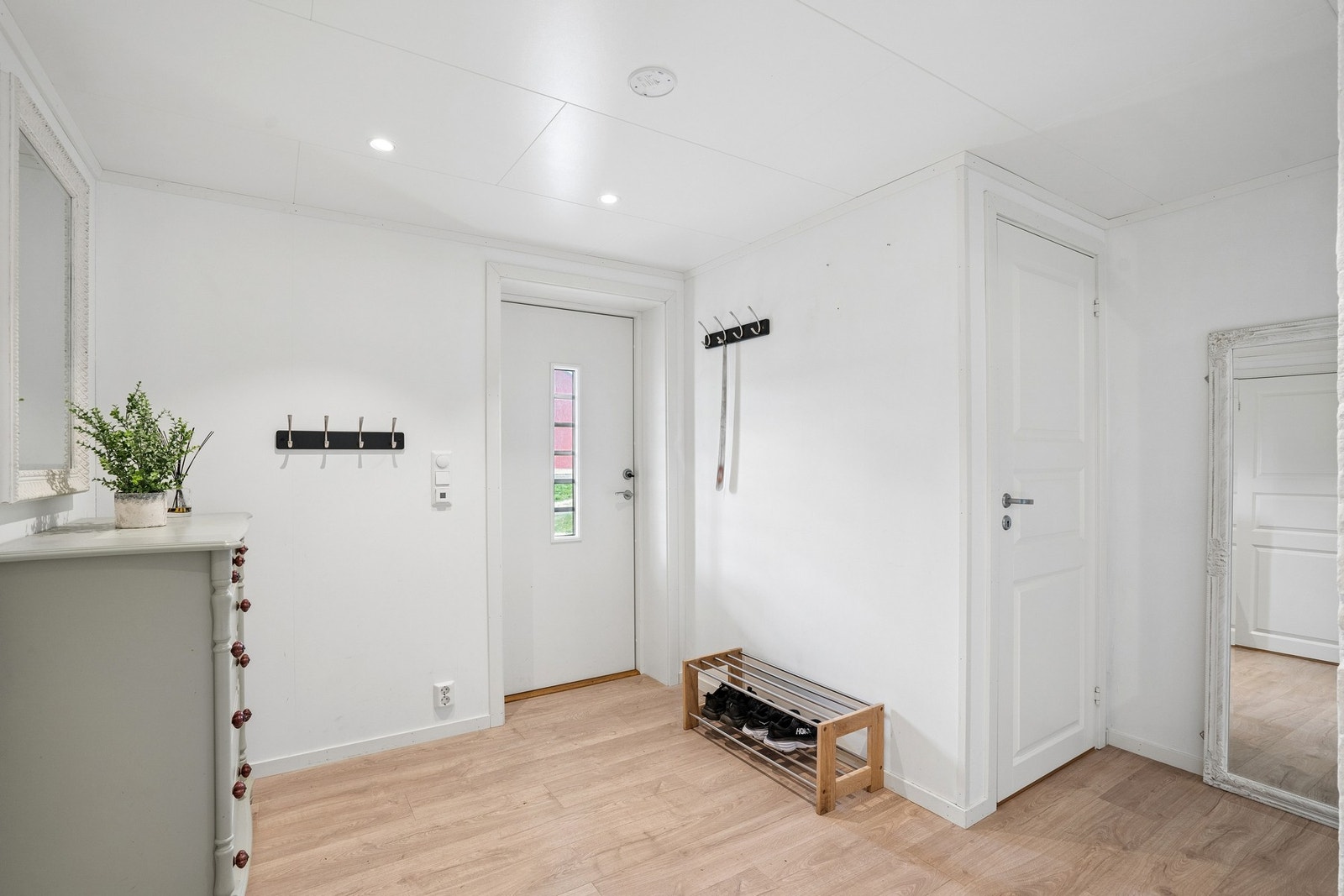 Romslig entré med plass til oppbevaringsmøbler. Innvendig modernisert i 2020. Galleribilde