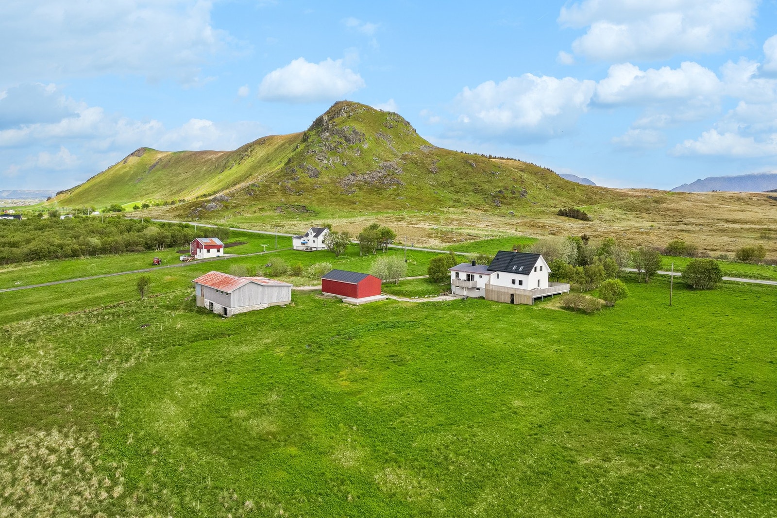 Eiendommen omfatter også en garasje på 58 m², et tidligere fjøs på 180 m², og omgitt av gresskledde enger og storslått natur. Galleribilde