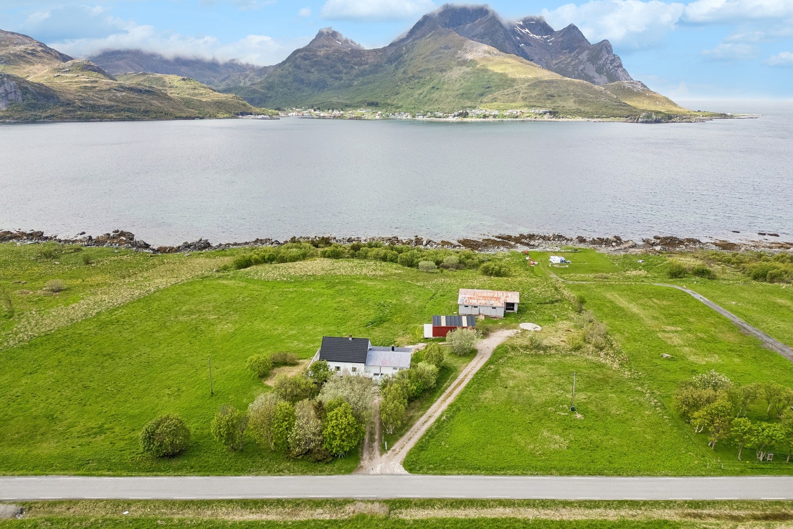 Nappstraumen kan i tillegg til tradisjonell torsk og sei også tilby spennende kveite-, laks- og sjøørret-fiske. Eiendommen ligger fint for selv med god avstand til nærmeste nabo. Galleribilde