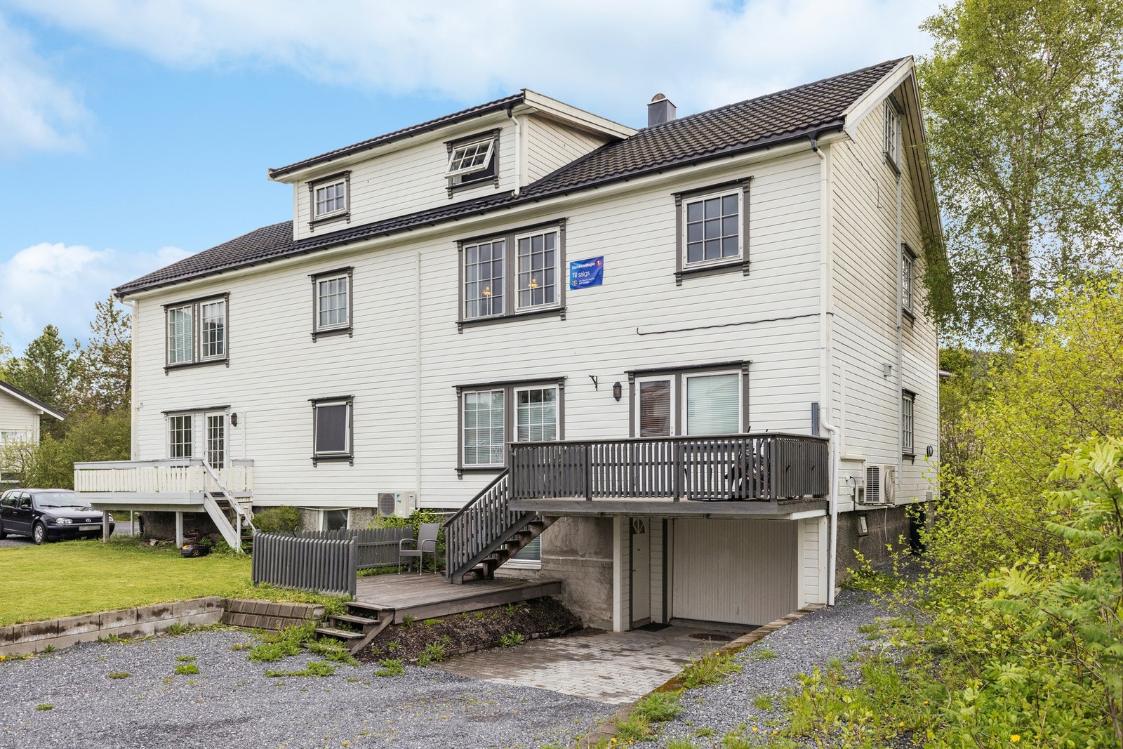 Sameiet består av 4 hovedenheter og 1 tilleggsenhet. Tomtearealet for sameiet utgjør ca. 896.4 m2. Galleribilde