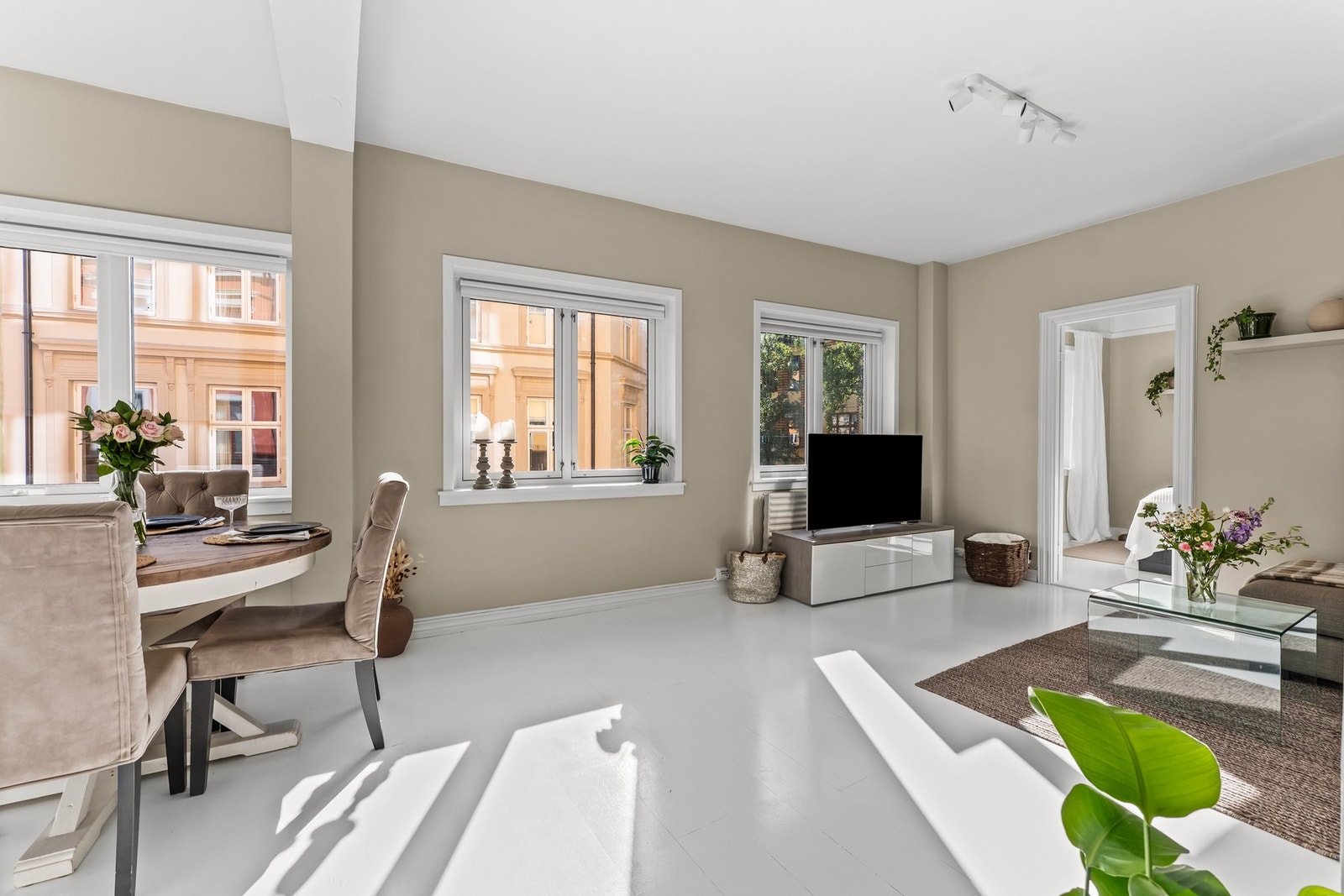 Stuen har en naturlig inndeling som gir plass til både sofagruppe, TV løsning og spiseplass. Galleribilde