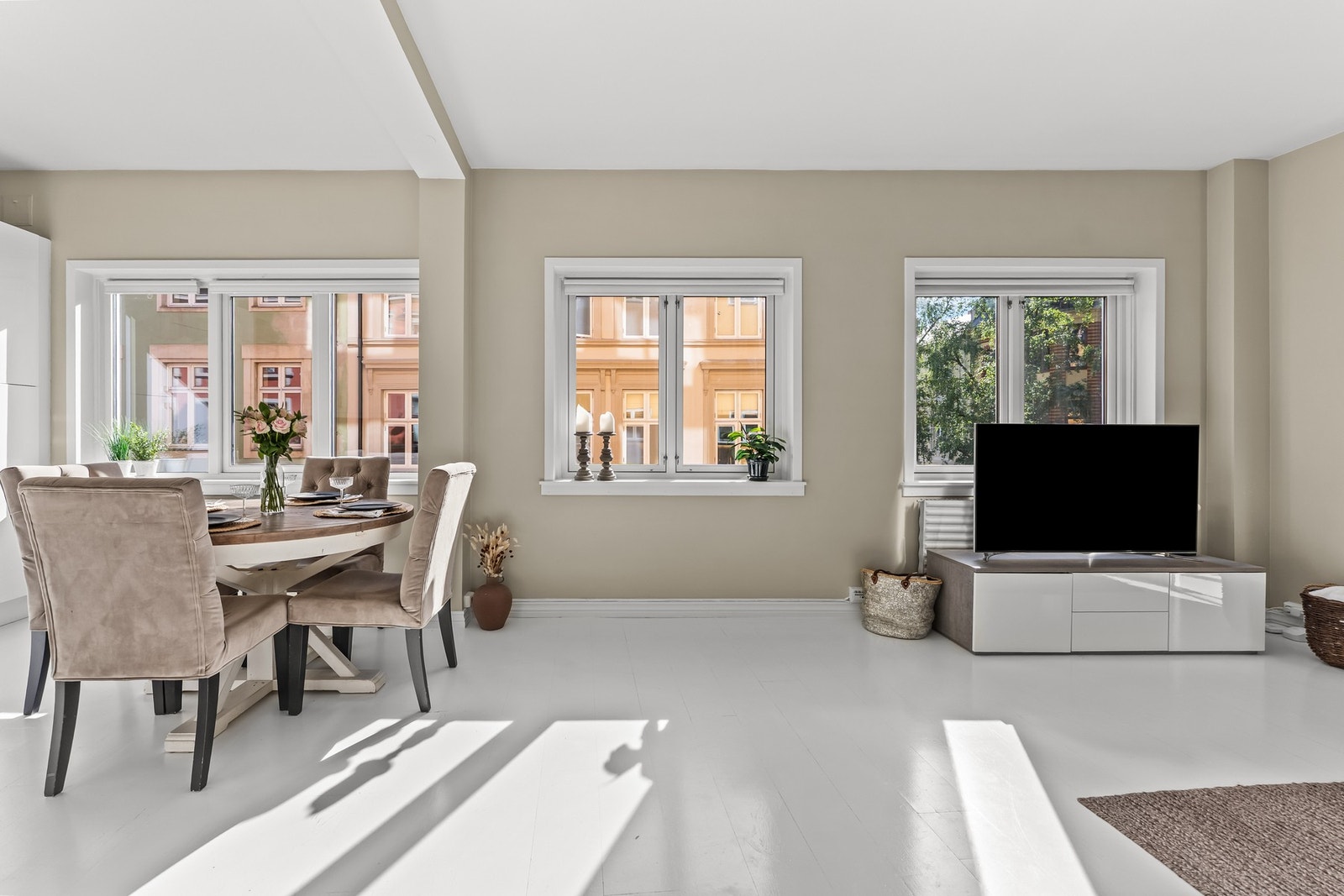 De store vindusflatene slipper inn rikelig med dagslys og bidrar til en romslig følelse. Galleribilde