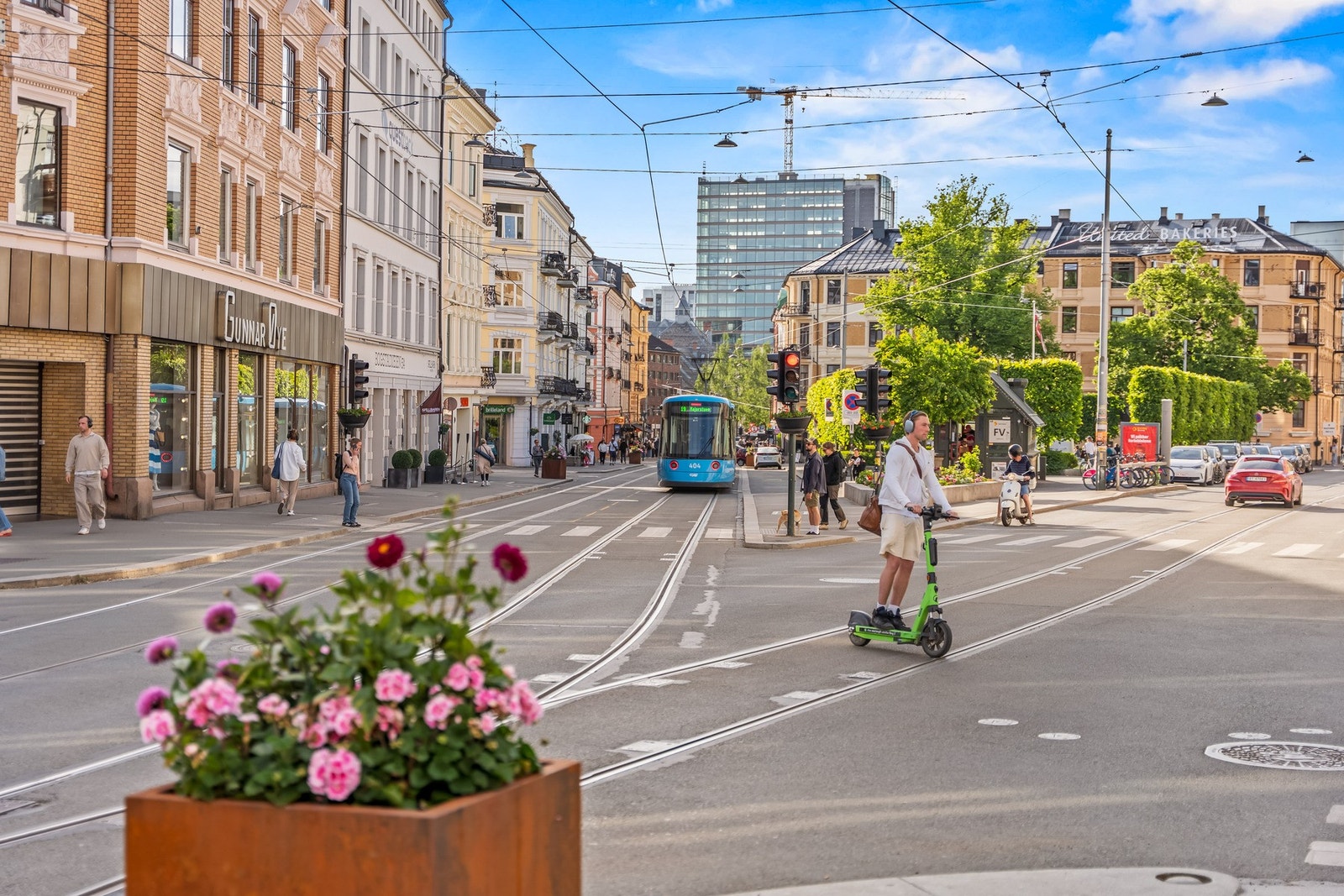 Nære kollektivtrafikk med både trikk, buss og t-bane Galleribilde