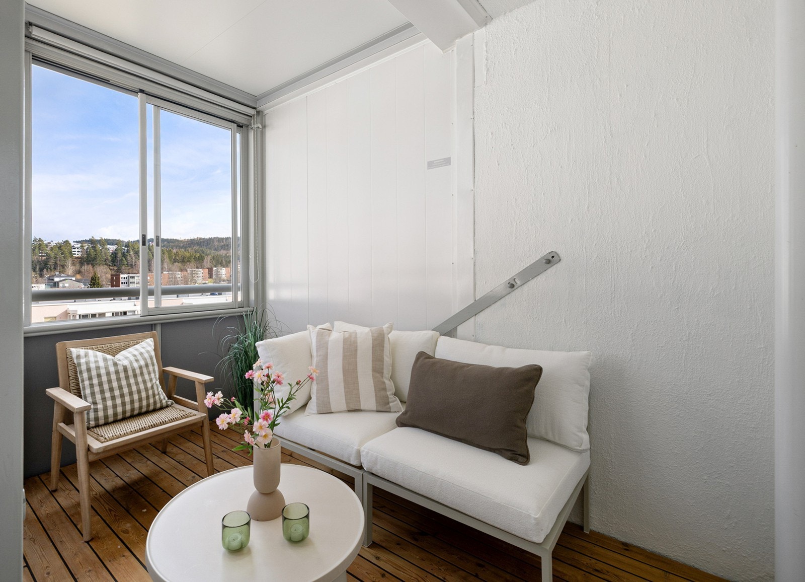 Leiligheten har en koselig innglasset balkong på 6 m² med utsikt. Galleribilde