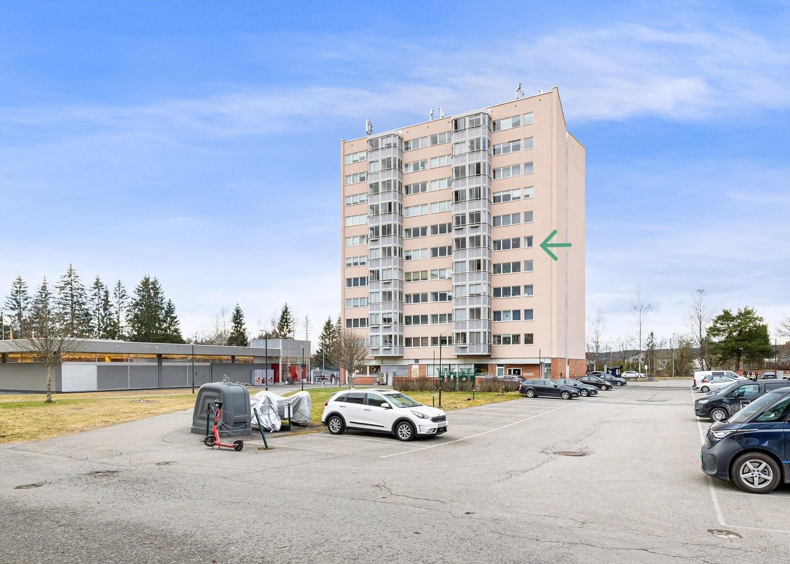Løvenstadtorg med matbutikk, resturant, frisør m.m. Leiligheten er beliggende passe høy slik at en har flott utsikt! Galleribilde