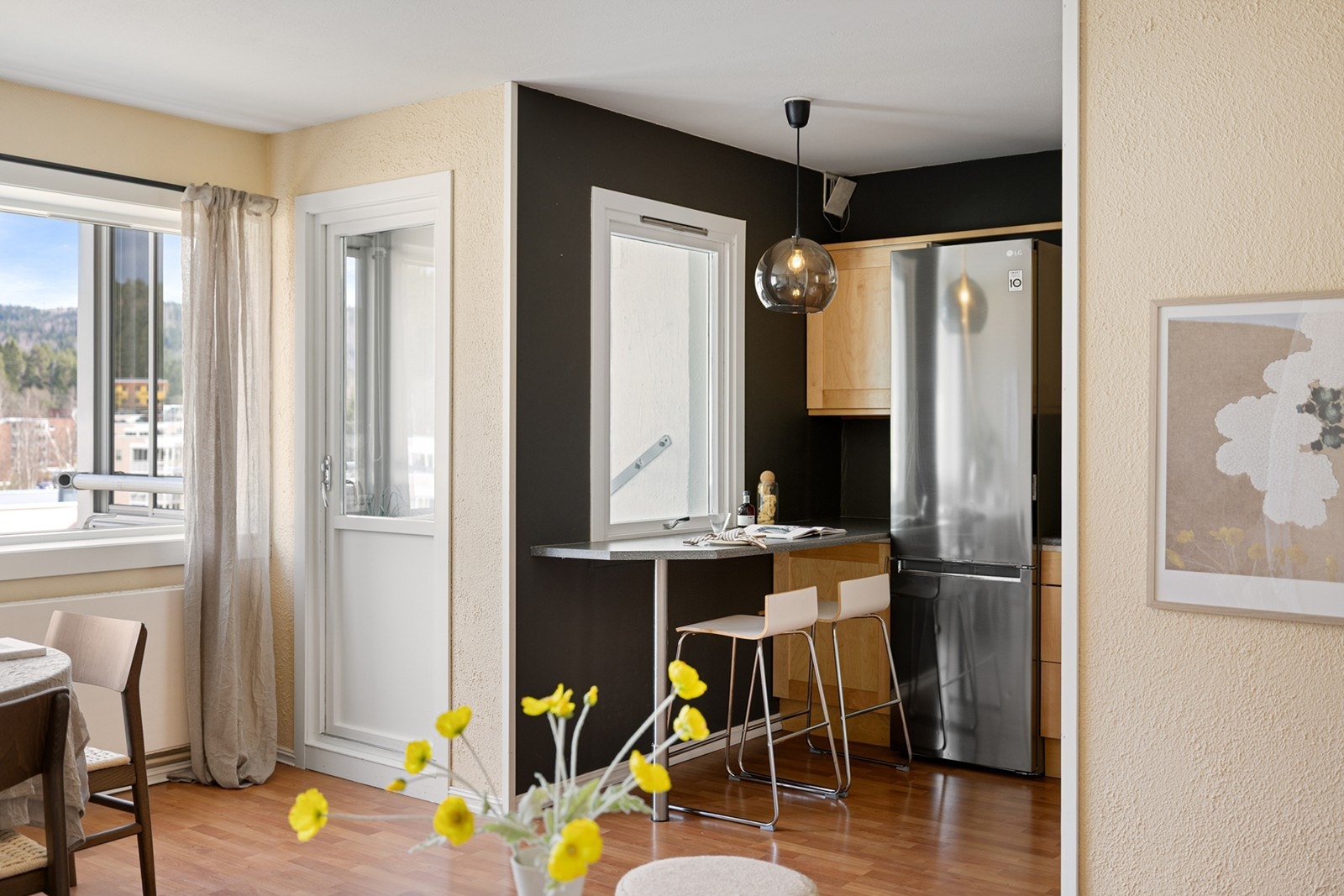 Fin spiseplass og rikelig med naturlig lysinnslipp. Galleribilde