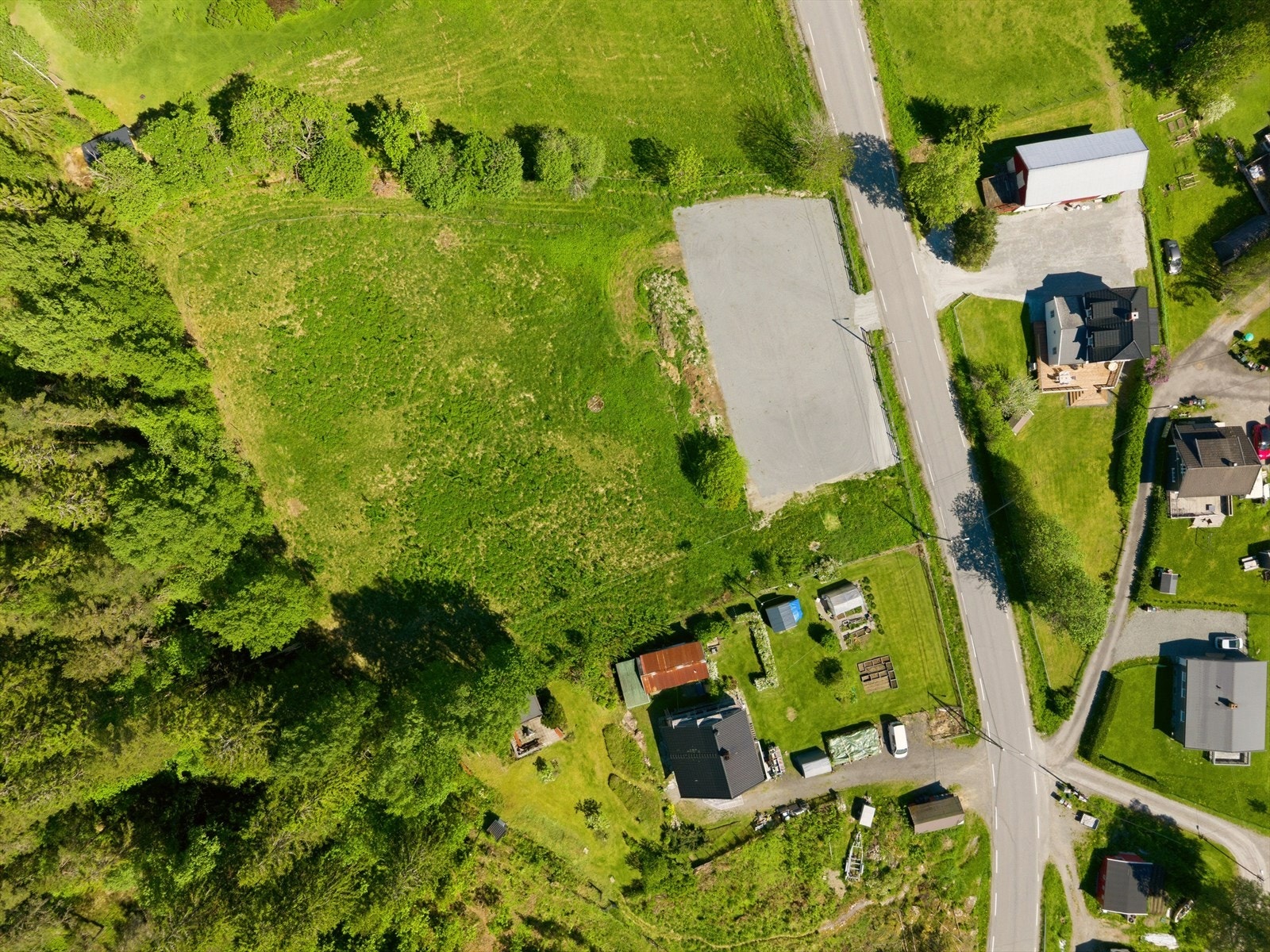3,6 mål fulldyrka mark med driveplikt. Driveplikten kan ivaretas ved å feks bruke jordet til beite for hest (mai-okt). Jorda skal bruke til mat for dyr eller mennesker. Jorda kan også leies bort ved ønske om dette. Galleribilde