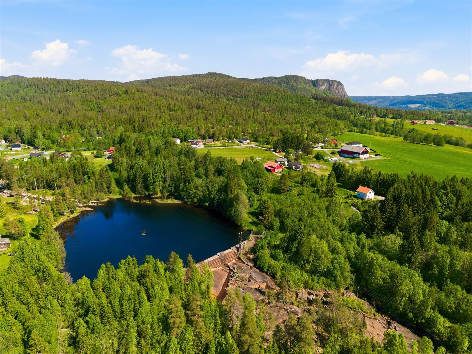 Den naturskjønne beliggenheten gir det muligheter for å nyte naturen gjennom hele året, med badeplass og en rekke bær-/soppmulighetr i nærområdet, samt gode skiterreng Galleribilde