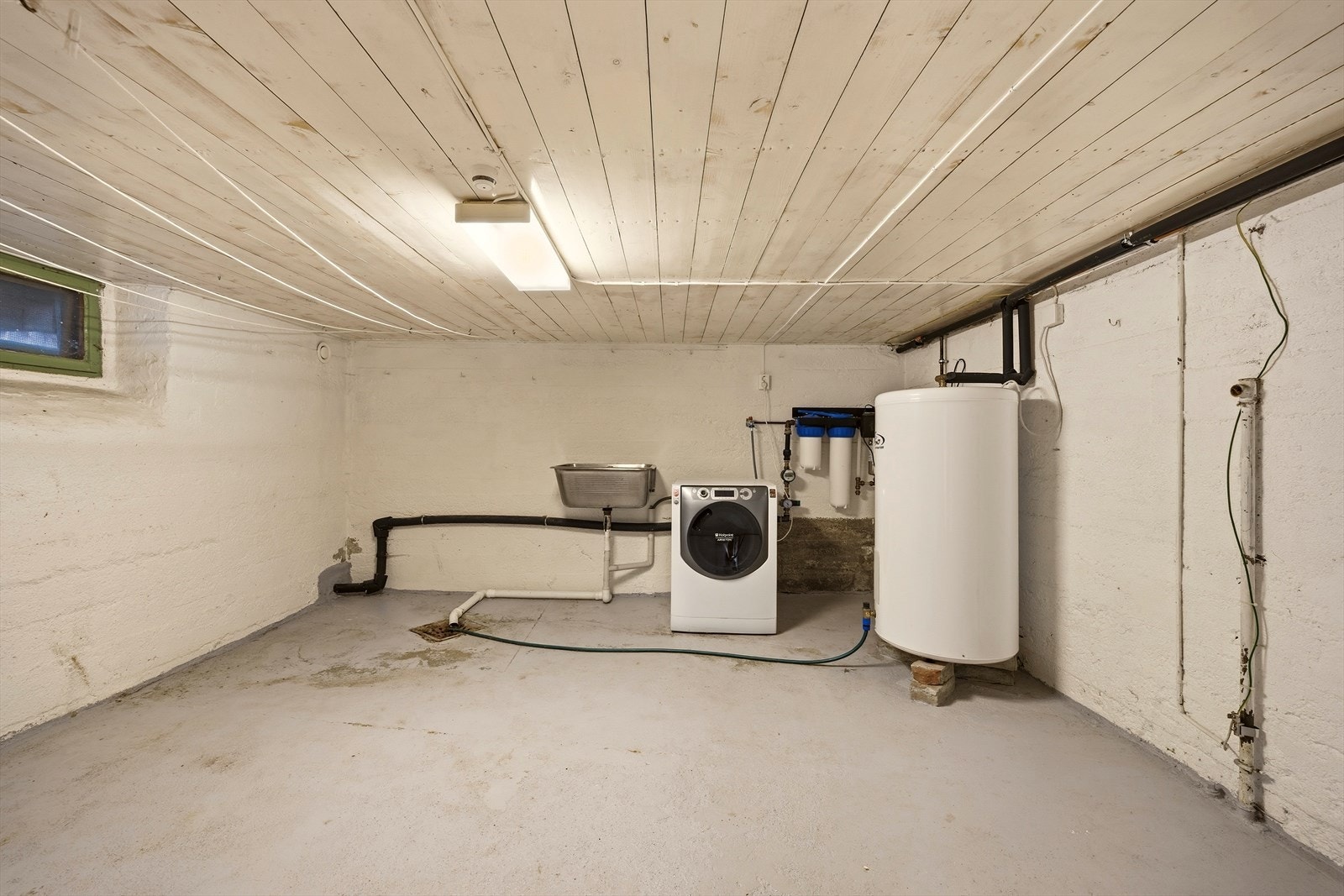 Kjelleren har rikt med lagringsplass, i tillegg til vaskekjeller - vaskemaskinen (kombi vask/tørk) medfølger Galleribilde