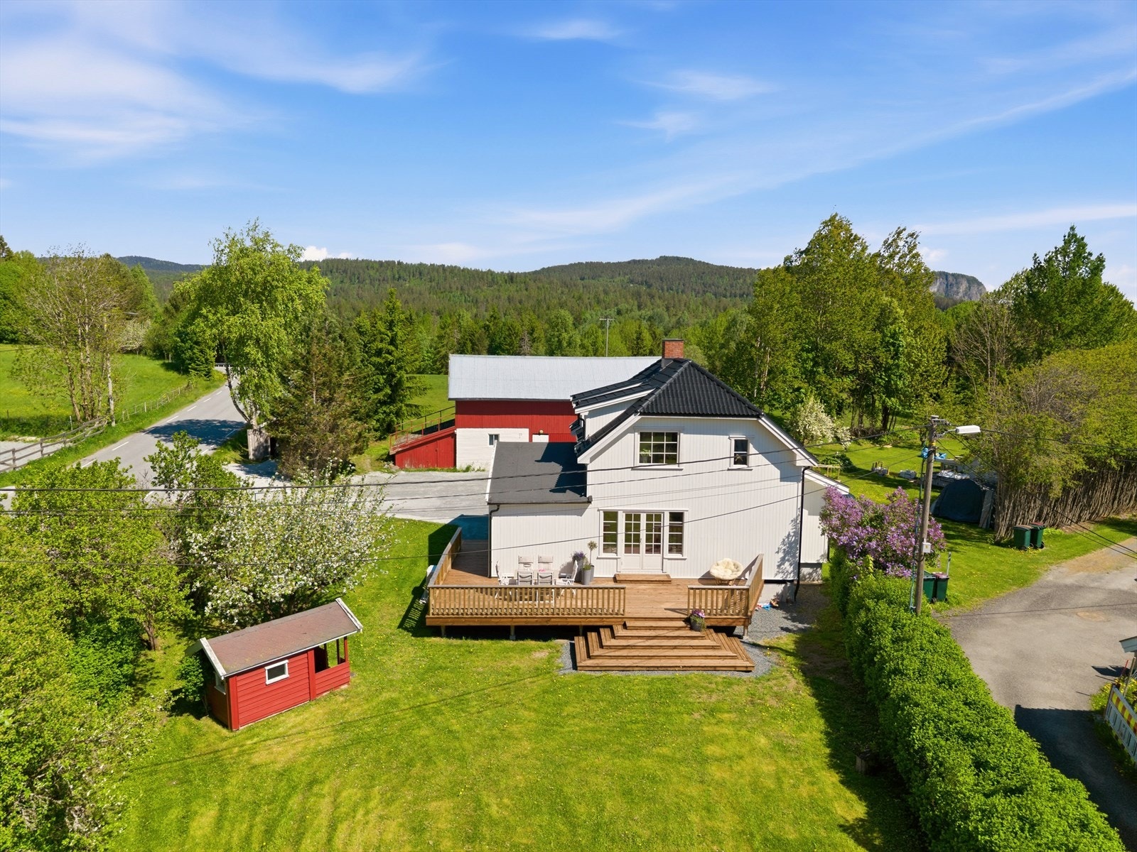 Dette er et idyllisk småbruk i Lier - tilrettelagt for hest Galleribilde