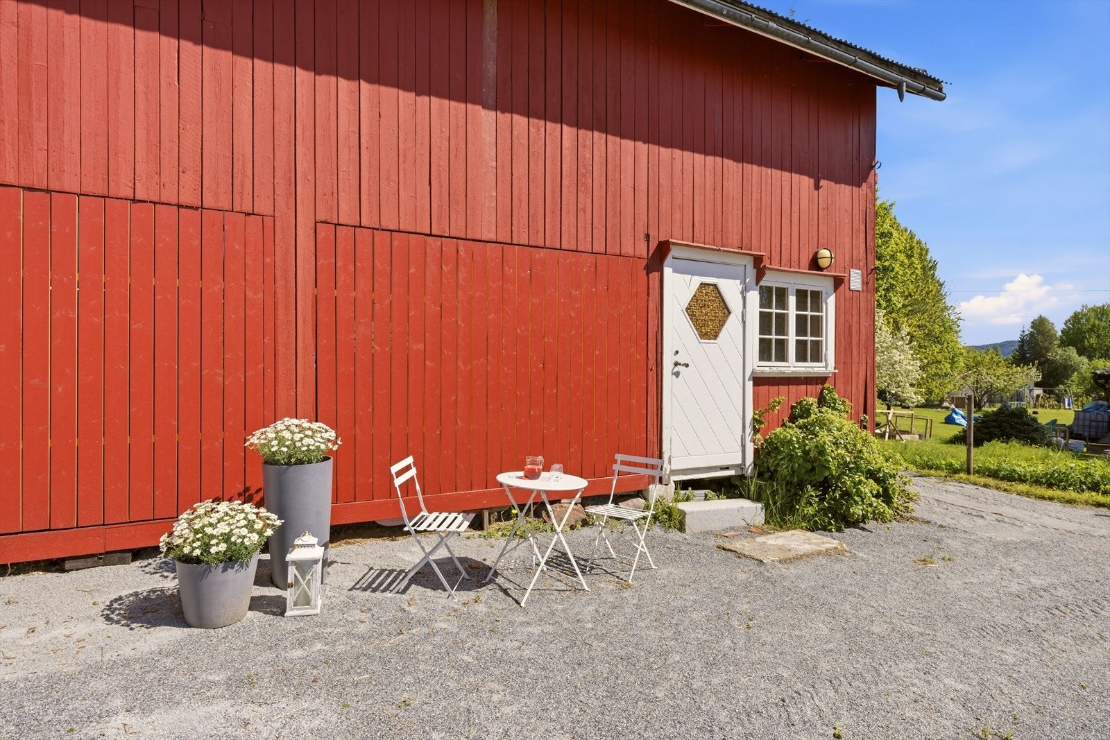Eiendommens låve ligger fint til på tunet Galleribilde