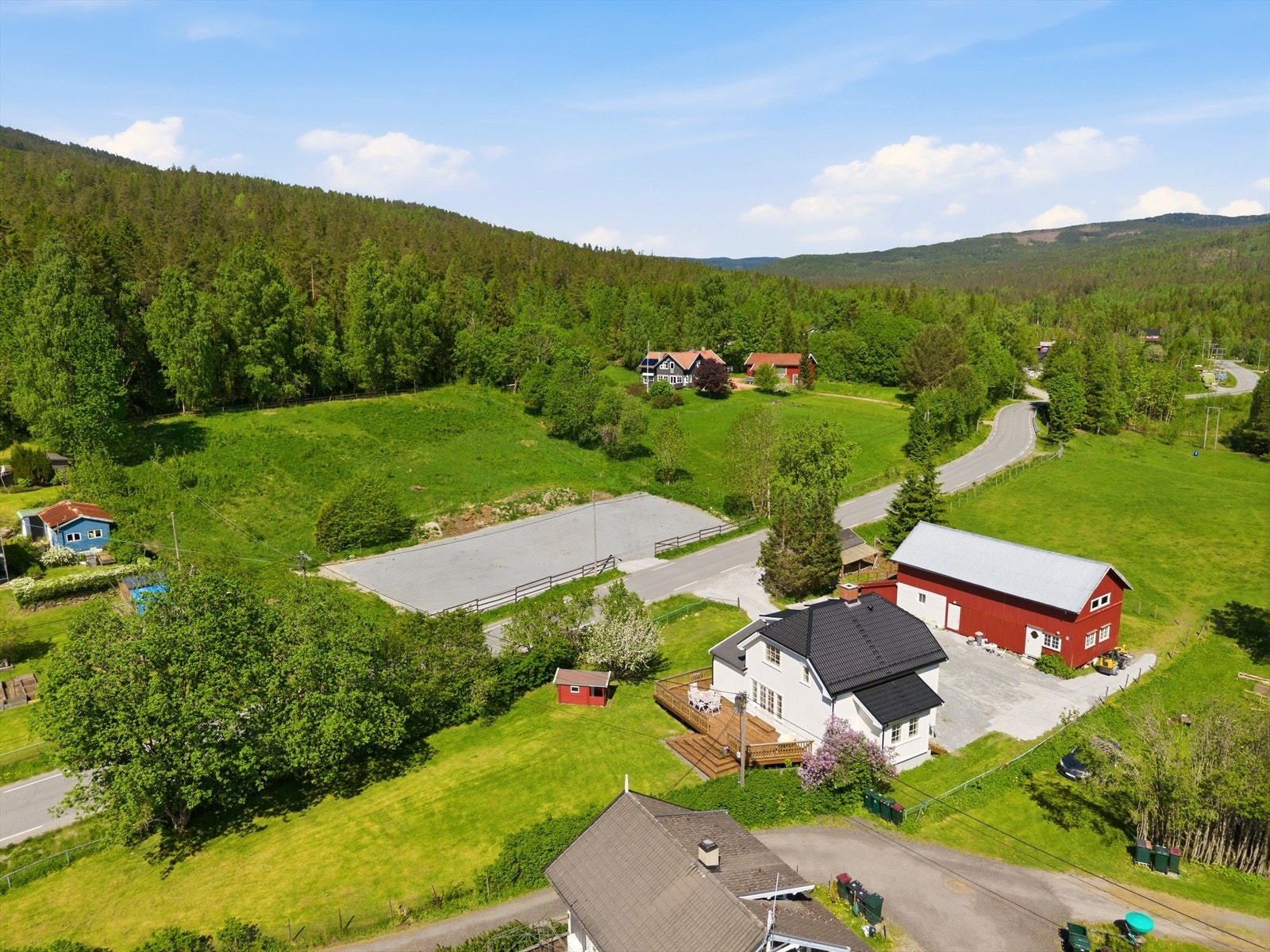 Eiendommen ligger meget landlig og idyllisk til - med tilknytning til Sylling som nærsentrum Galleribilde