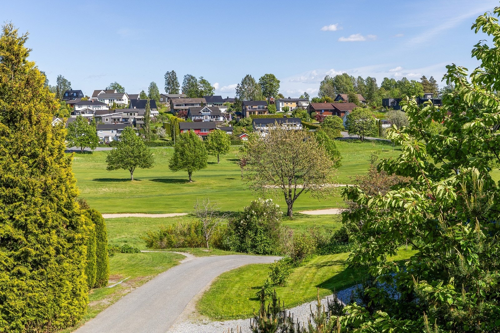 Eiendommen ligger i et område med nærhet til skoler og barnehager, som Heer skole og Ullerud barnehage. Galleribilde