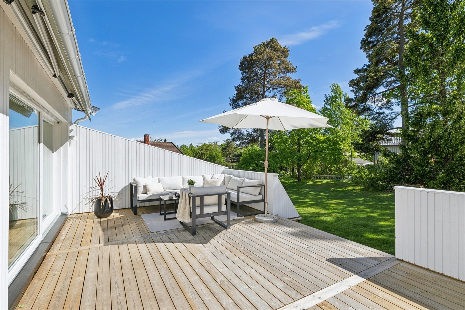 Den sydvendte terrassen er romslig og har god plass til både sittegruppe og spisebord. Galleribilde
