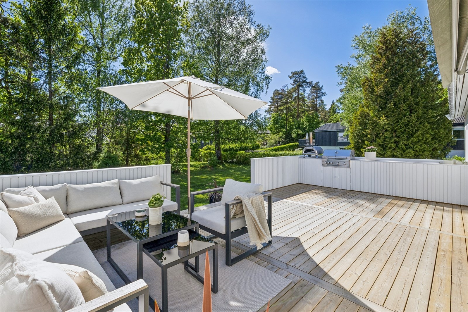Fra stuen er det utgang til en sydvendt terrasse med trapp ned til hagen. Galleribilde