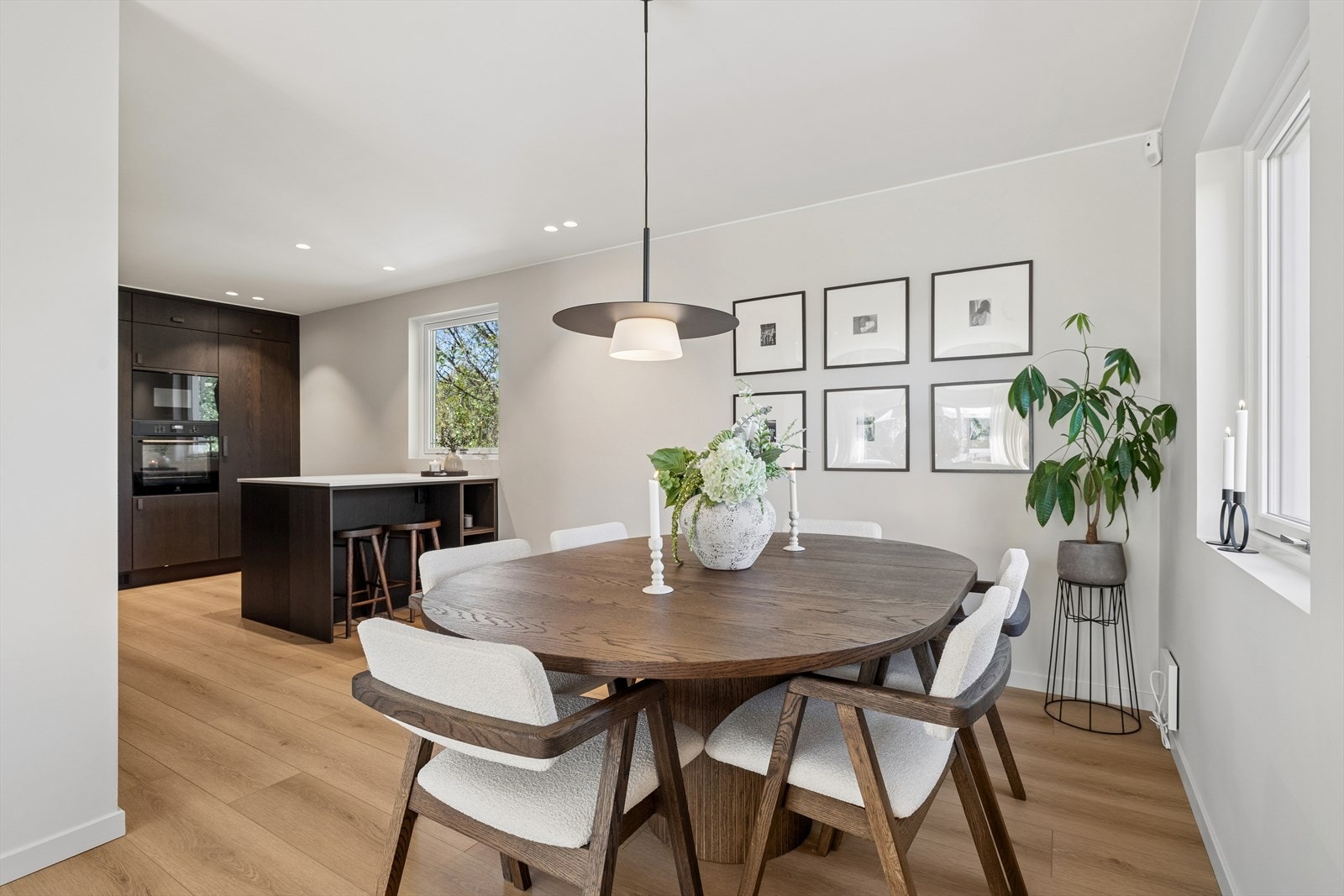 Spisestuen er en del av den åpne løsningen, med plass til et stort spisebord. Galleribilde