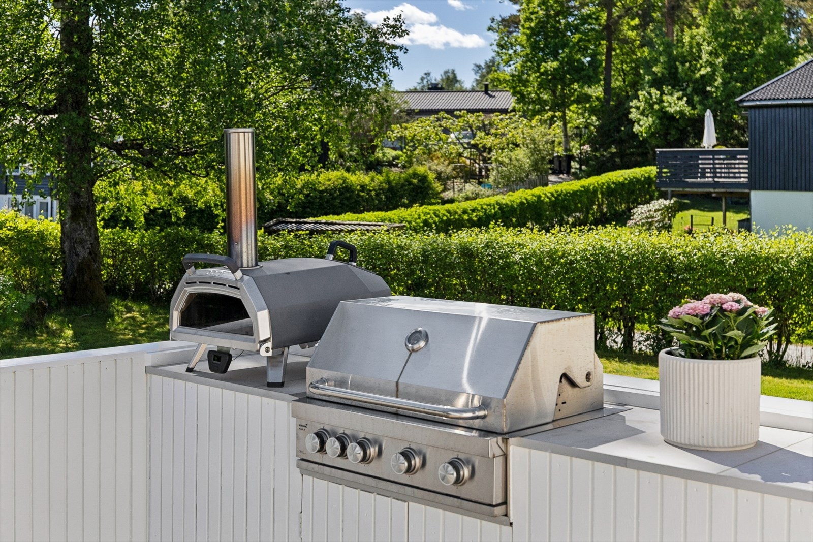Praktisk utekjøkken på terrassen gir mulighet for hyggelige grillkvelder. Galleribilde