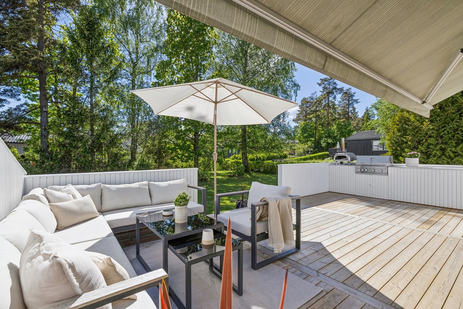 Terrassen er bygget med impregnerte terrassebord og rekkverk i tre. Galleribilde
