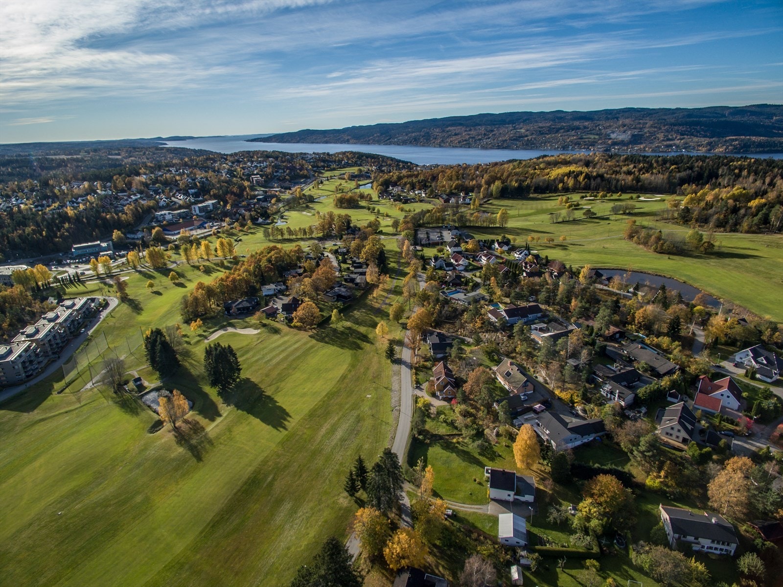 Med sin nærhet til Oslofjorden, golfbane og andre sportslige fasiliteter, inviterer området til friluftsaktiviteter som turer langs kyststiene, båtliv og badeliv om sommeren, og ski- og skøyteaktiviteter om vinteren. Galleribilde