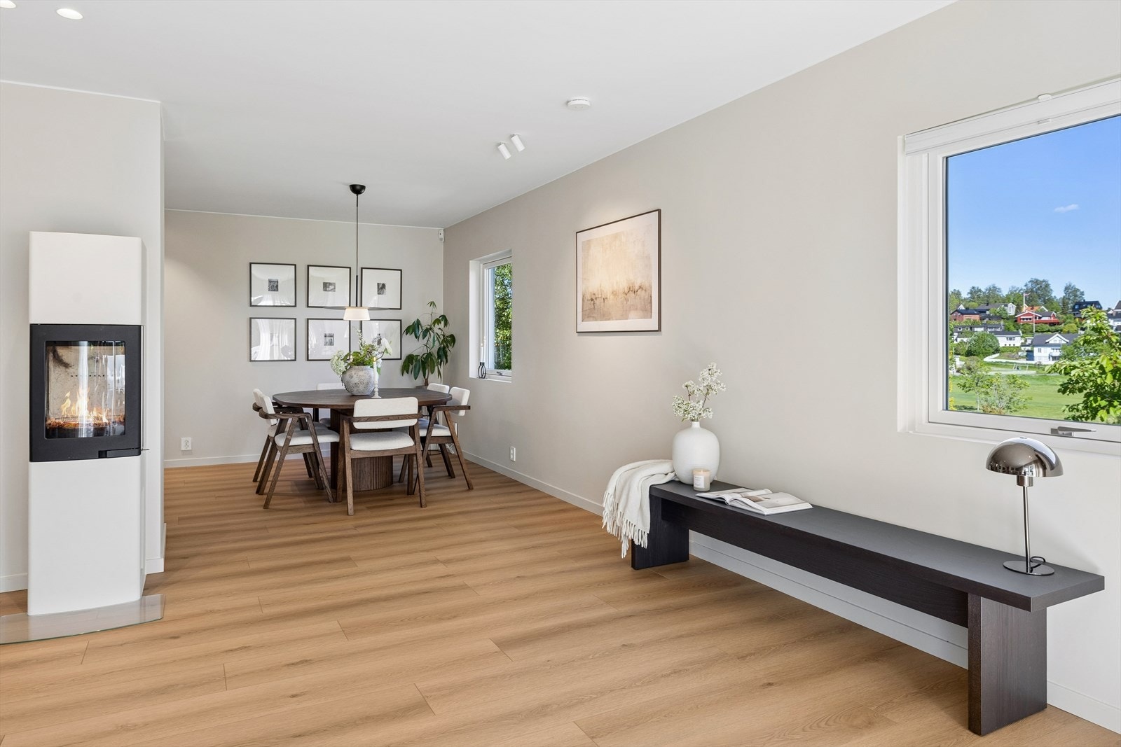 Et helhetlig inntrykk med gjennomgående materialvalg og fargepalett. Galleribilde