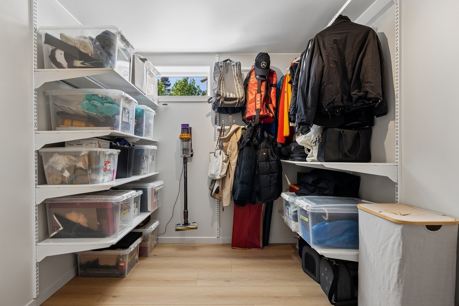 Bod i underetasjen med lagringsplass. Galleribilde
