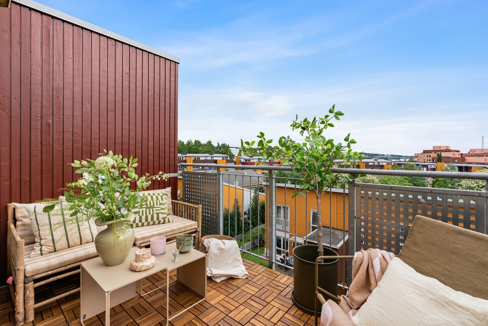 Balkongen har plass til sittemøblement og grill. Her kan herlige sommerdager nytes Galleribilde