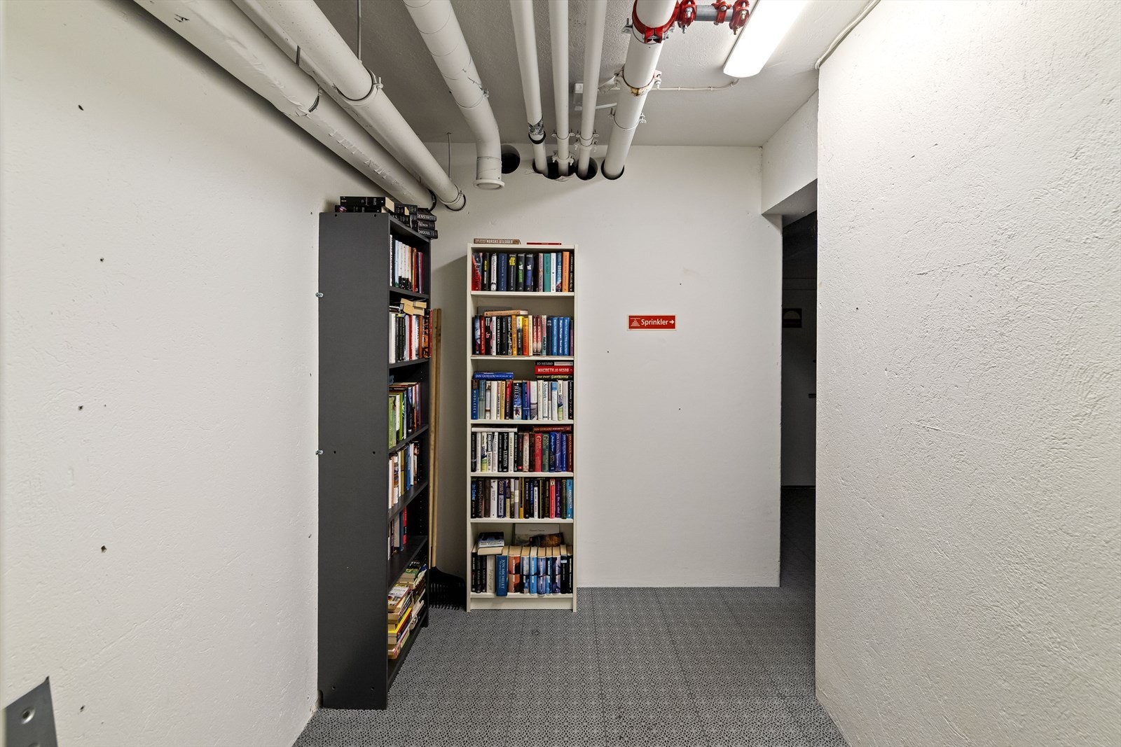 I Kjelleren finner du blant annet et lite bytte-bibliotek Galleribilde