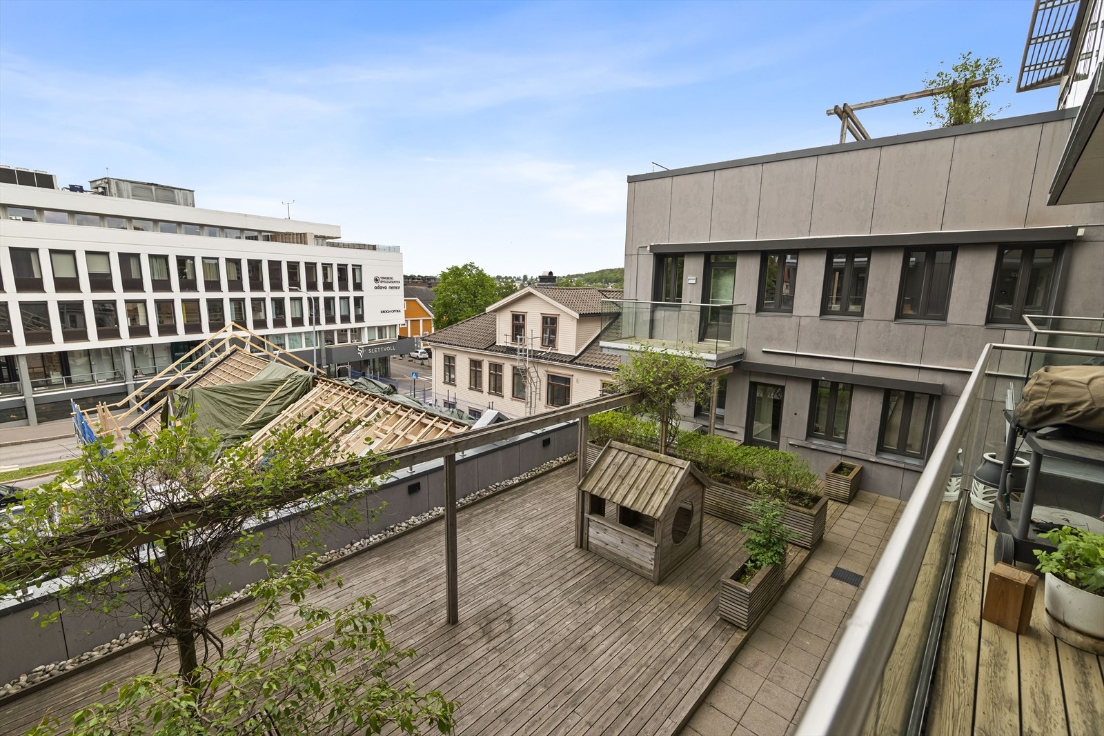 I tillegg til egne terrasser mot sørvest og sørøst, er det bygget spennende og unike takhager. Galleribilde