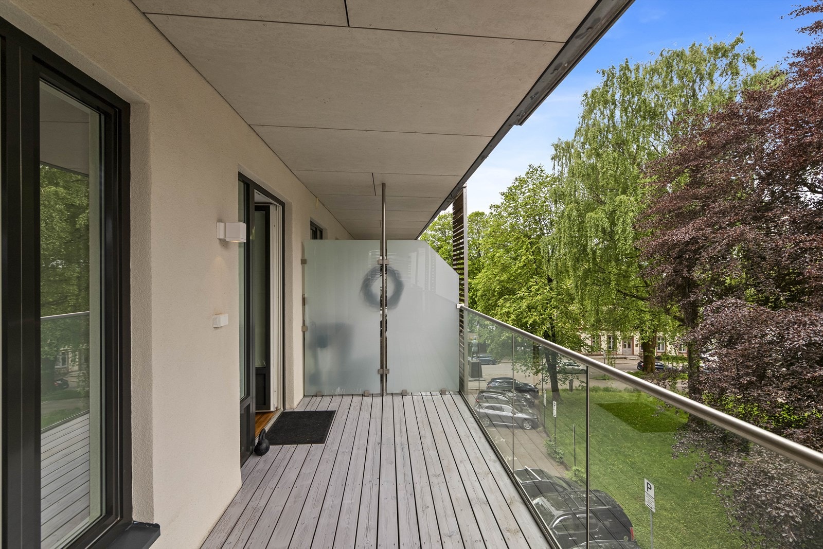 Balkongen har gulv av tredekke og rekkverk i glass, som gir fine utsikstforhold og praktisk talt følelsen av å bo i domkirkeparken. Galleribilde