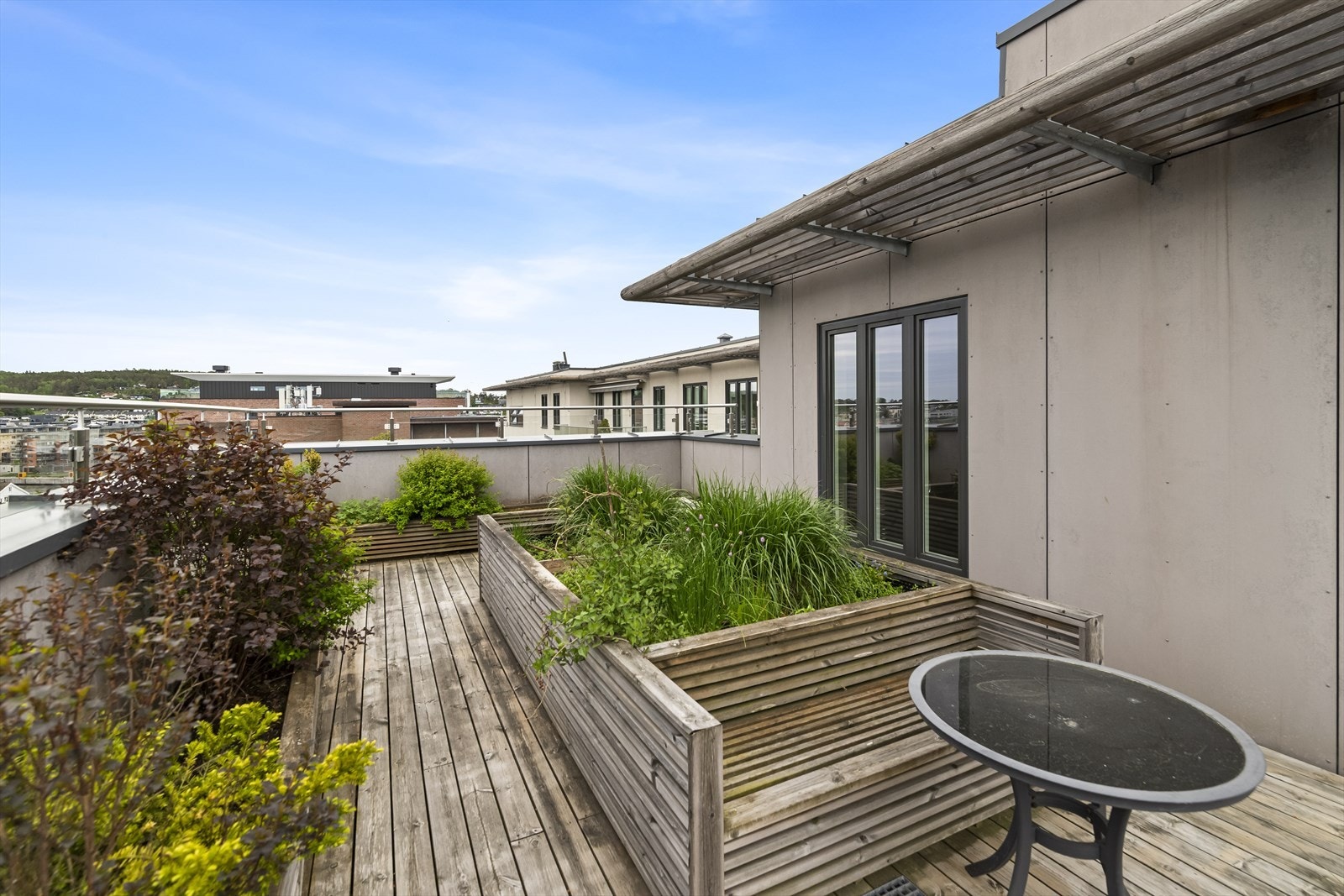 Her er det etablert blant annet plassbygde sittegrupper og grøntanlegg Det er også etablert felles uteplass i 6. etasje og i 3. etasje. Galleribilde