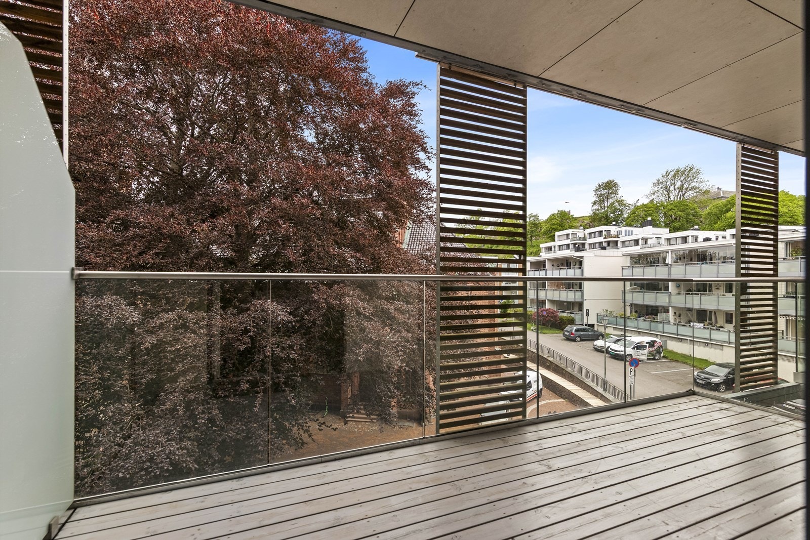 Solskjermingen er festet i aluminiumskinner og skyvbar etter behov Galleribilde