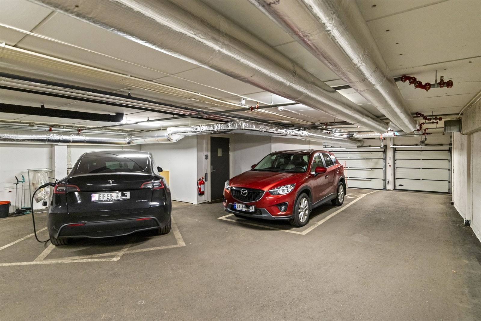 P-plass i oppvarmet garasje medfølger. Dette er eneste 2-roms i bygget med parkeringsplass. (Kan også leies ut internt om du ikke har bil.) Det er også etablert infrastruktur for el-bil lading. (Ladeboks må kjøpes) Galleribilde