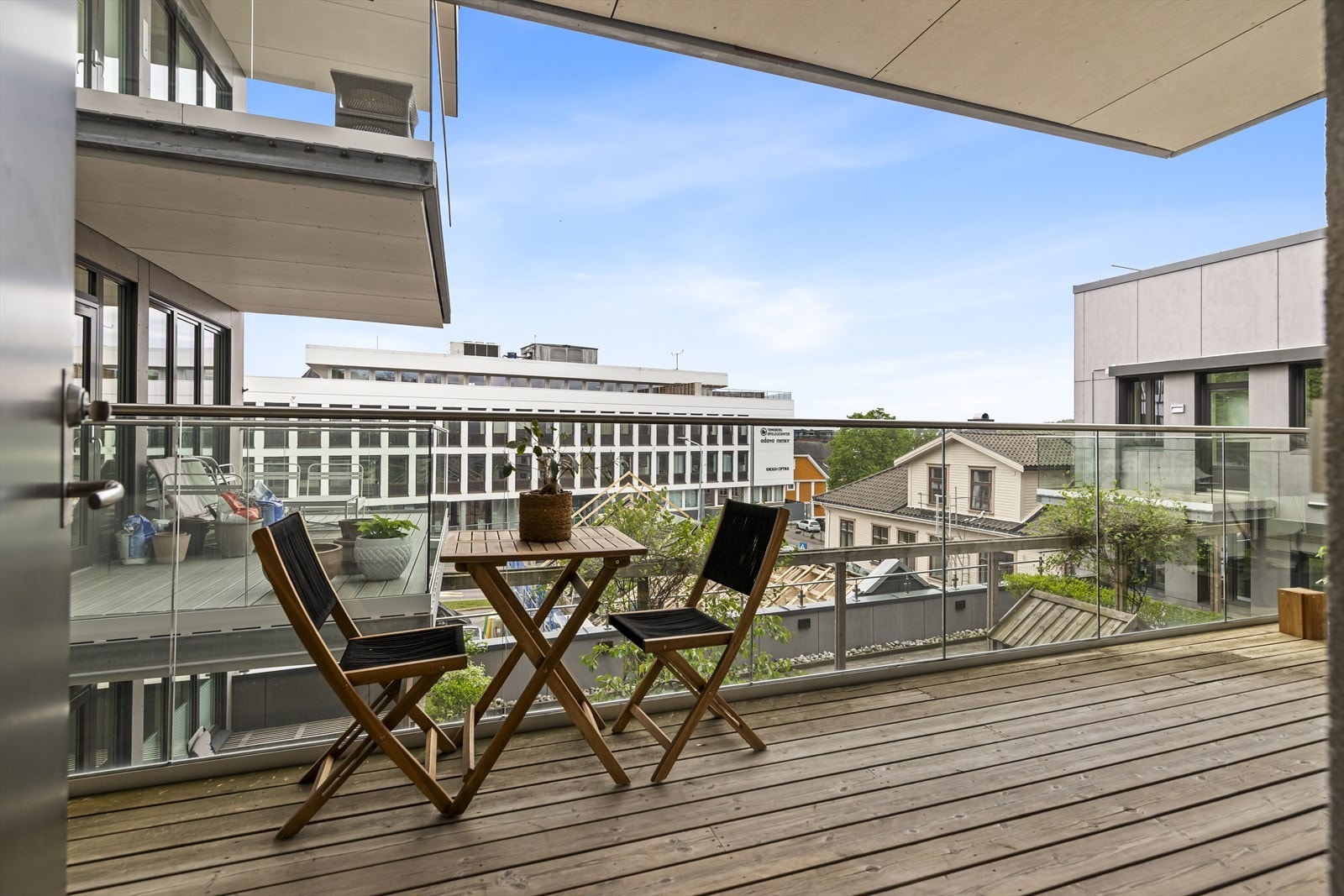 Ved inngangsdøren mot øst er det plass til et lite bord med to stoler. Galleribilde