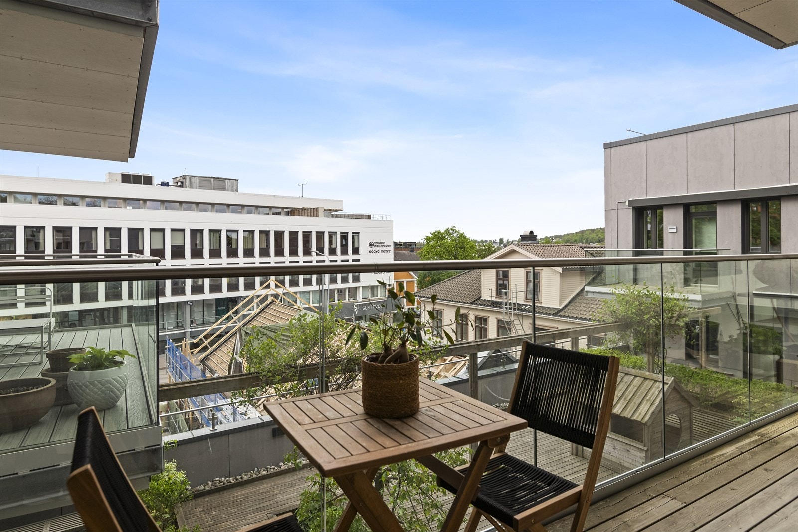 Inngangspartiet har fint utsyn mot byen. Et perfekt sted for late helgefrokoster eller lunsjen på hjemmekontor. Galleribilde