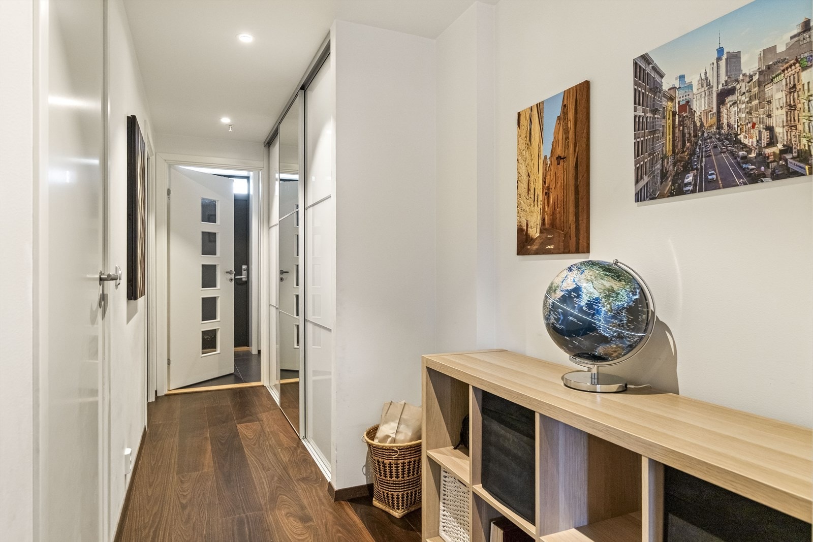 Gangen er utstyrt med en praktisk og god skyvedørsgarderobe for oppheng av yttertøy og plassering av sko som er i daglig bruk. Vinduene i inngangspartiet gir mye naturlig lys inn i den gjennomgående leiligheten. Galleribilde