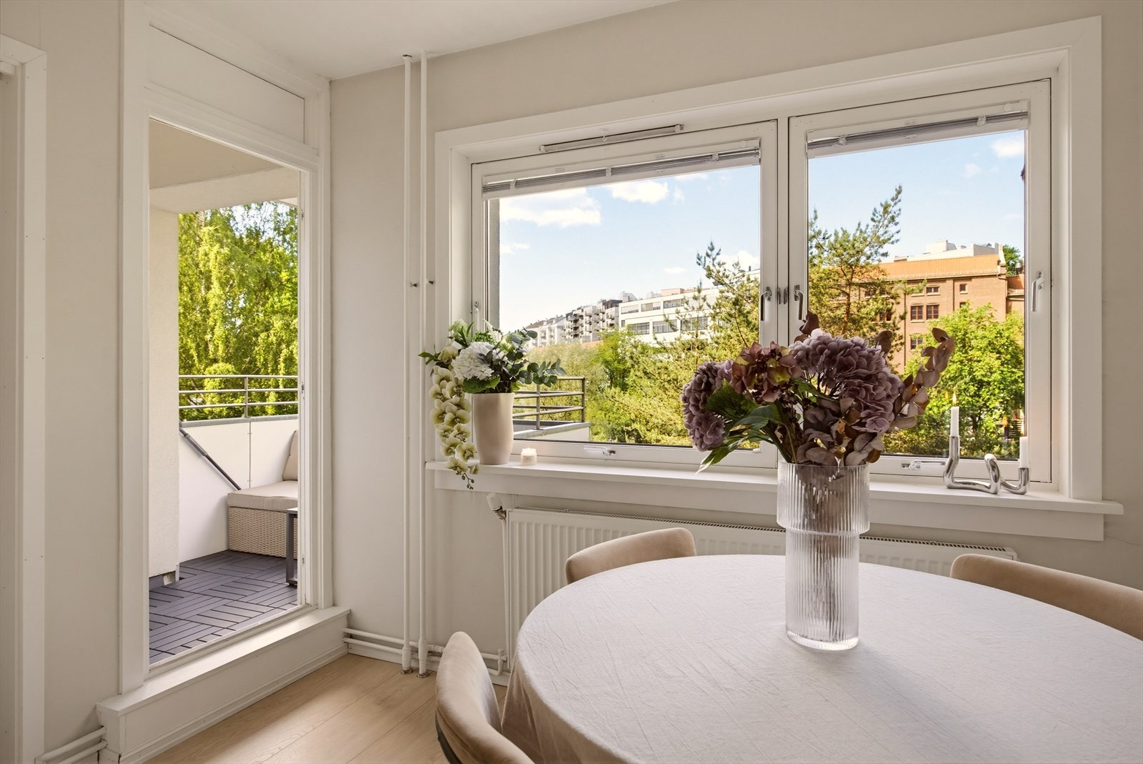 Rommet har store vinduer på endeveggen som slipper inn både lys og sol, samt terrassedør med utgang til balkongen. Galleribilde