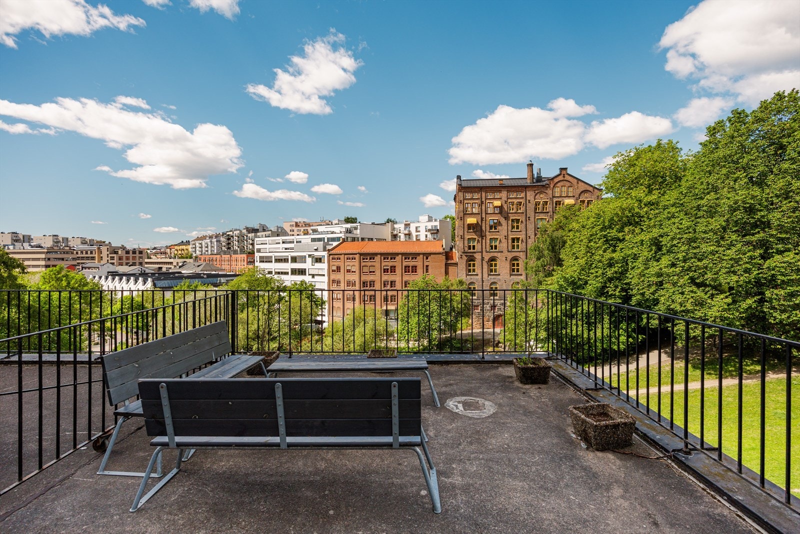 Borettslagets felles takterrasse byr på flott utsikt mot Akerselven og gode solforhold helt til sen kveld, perfekt for avslapning og sosiale stunder. Galleribilde