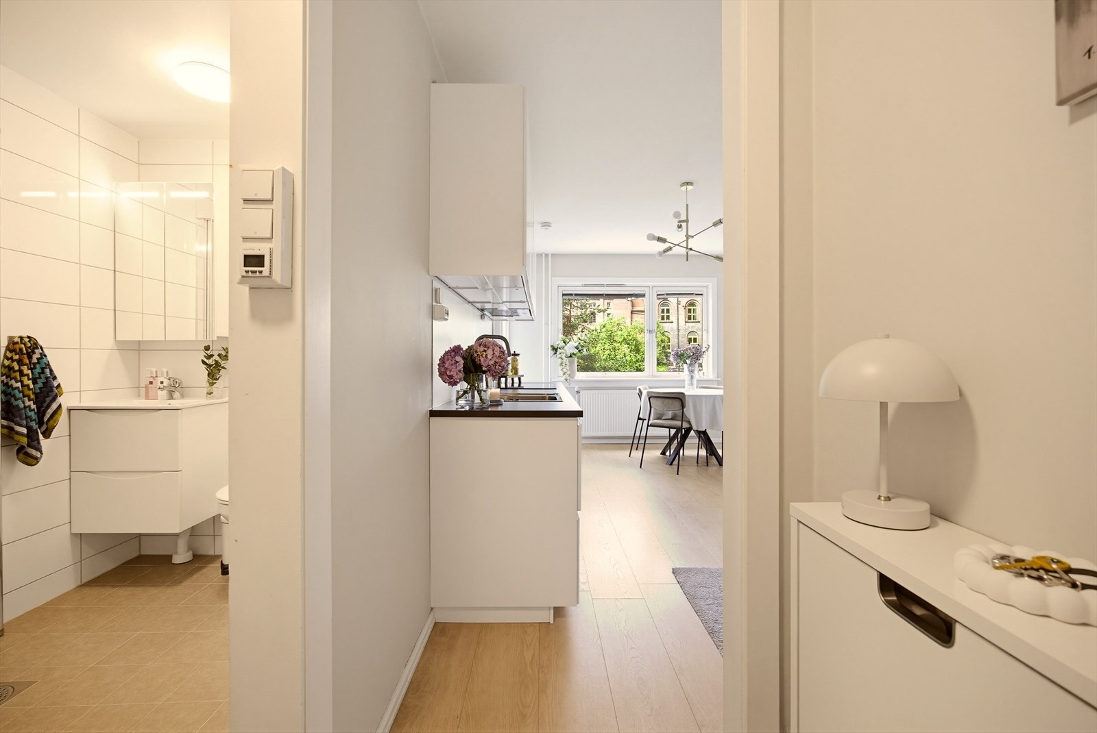Entréen tar deg imot og leder direkte videre inn til boligens bad og sosiale sone. Galleribilde