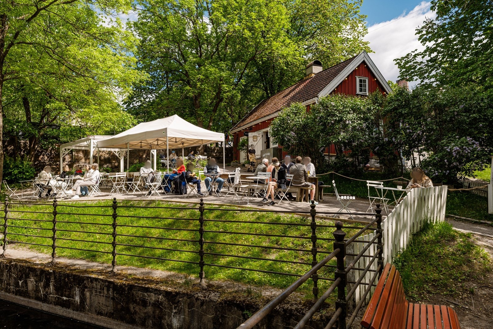 Det er kort vei til kaffebarer, restauranter på Grünerløkka og Mathallen på Vulkan. For rekreasjon er turstiene langs Akerselva og parklivet i Birkelunden like ved. Galleribilde