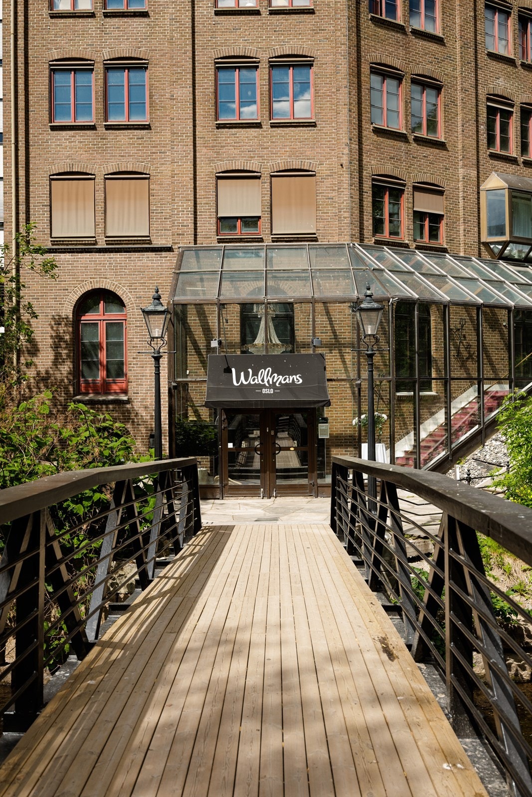 I området finner du også Wallmans Oslo, som byr på show, restaurantopplevelser og underholdning under samme tak - en sosial møteplass med gode fasiliteter for en helaften i byen. Galleribilde