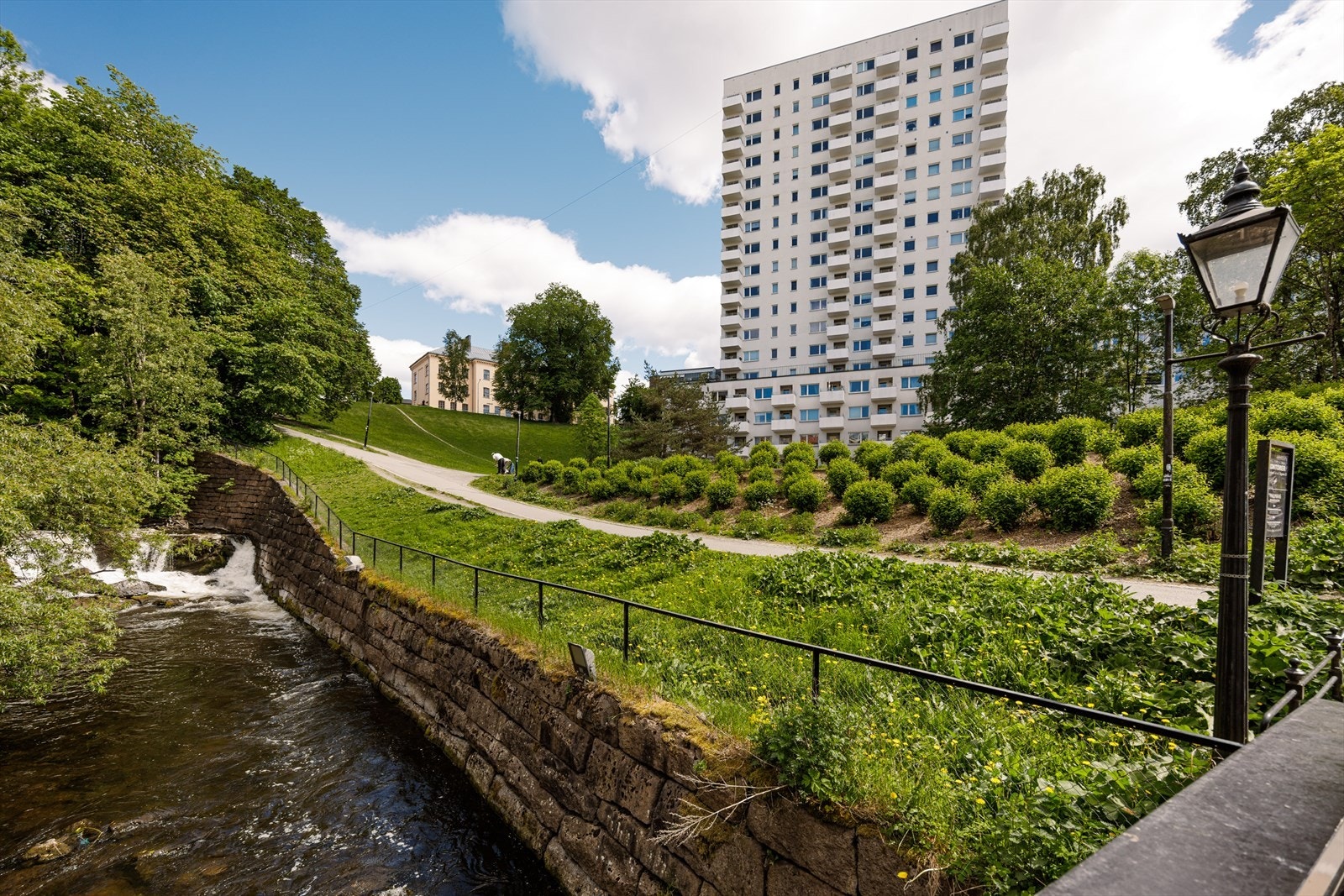 Her bor du moderne og tilbaketrukket, skjermet fra trafikkstøy, men med det pulserende bylivet rett utenfor døren. Galleribilde