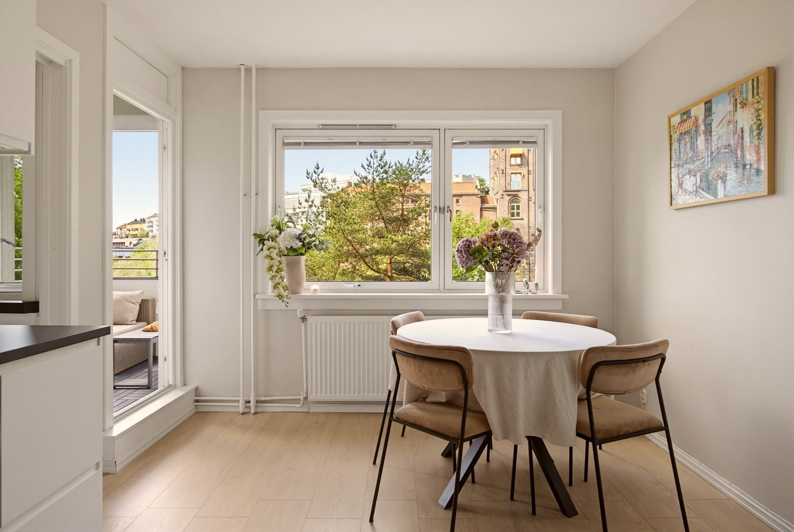 Gulvet i stue- og kjøkkensonen er oppgradert til lyst laminatgulv, og veggene er holdt hvite - noe som gir en lys og innbydende atmosfære. Galleribilde